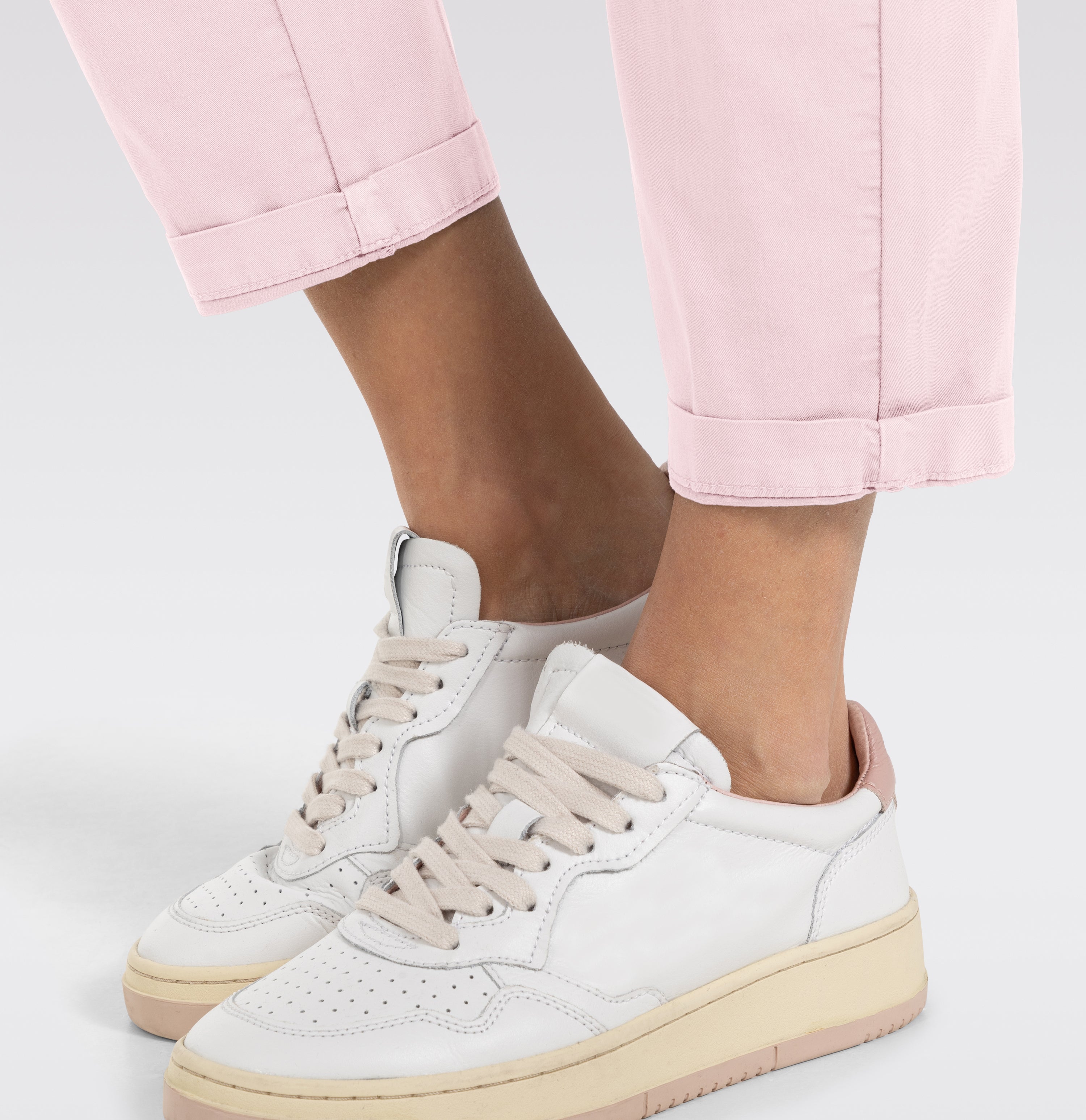 Turned-up chino with creases. | CHINO turn up | cotton candy pink PPT | Detailed view 3 of model