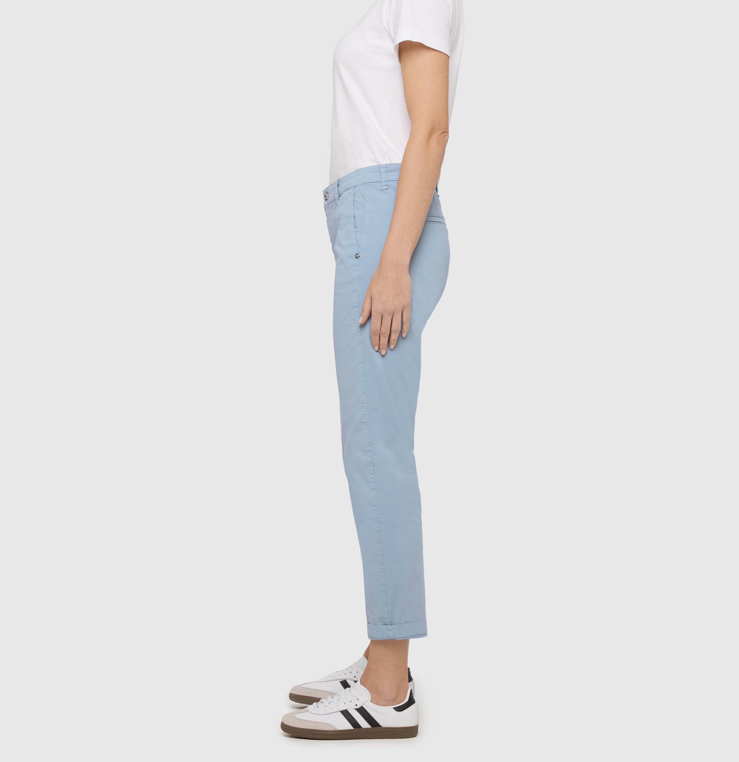 Turned-up chino with creases. | CHINO turn up | cashmere blue PPT | Side view of model