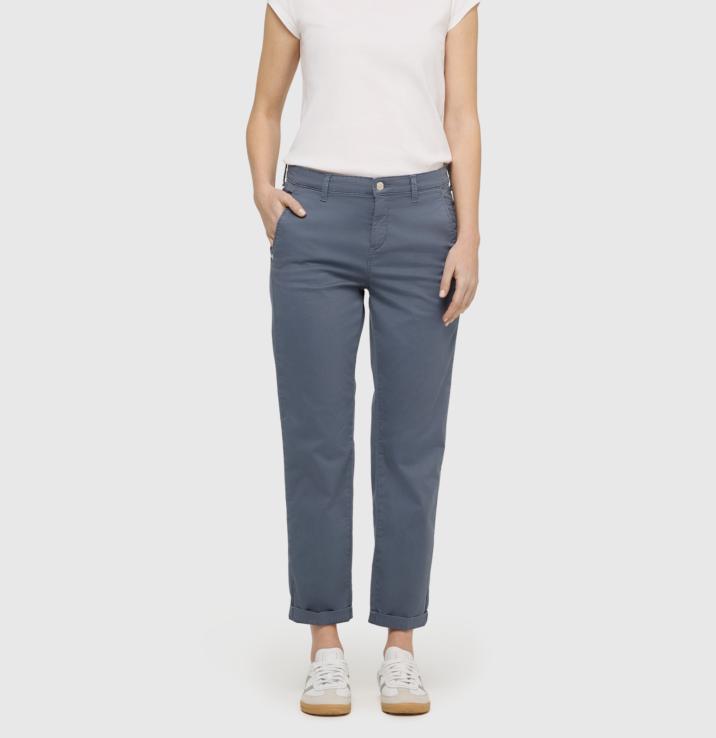 Turned-up chino with creases. | CHINO turn up | grisaille PPT | Front view of model