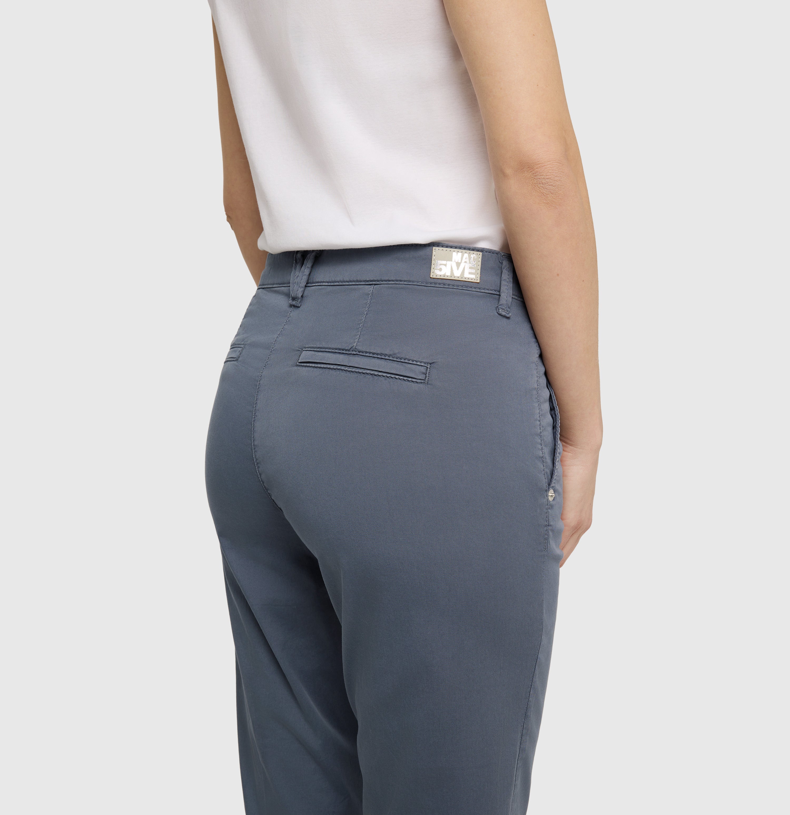 Turned-up chino with creases. | CHINO turn up | grisaille PPT | Detailed view 2 of model