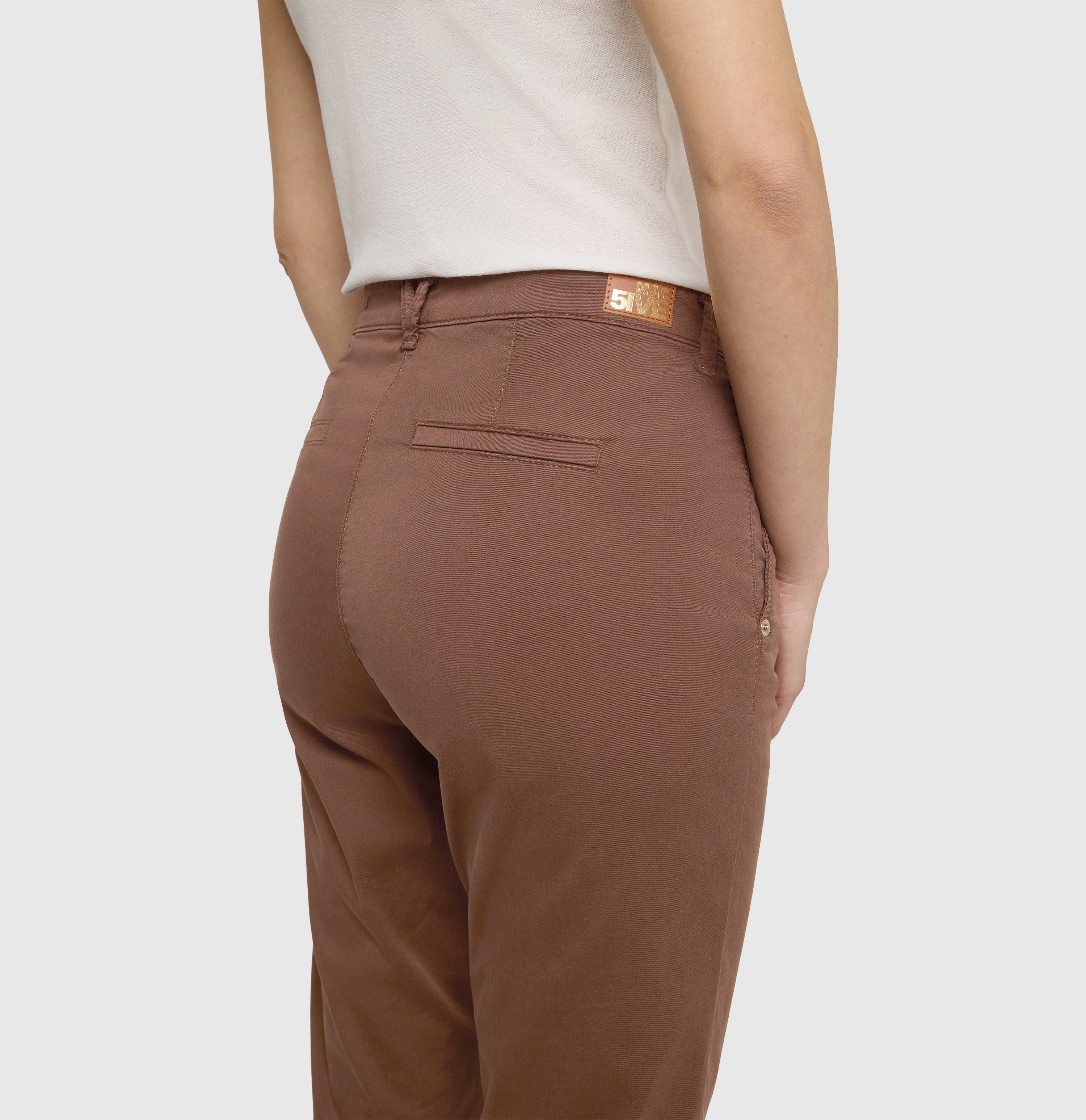 Turned-up chino with creases. | CHINO turn up | fawn brown PPT | Detailed view 2 of model