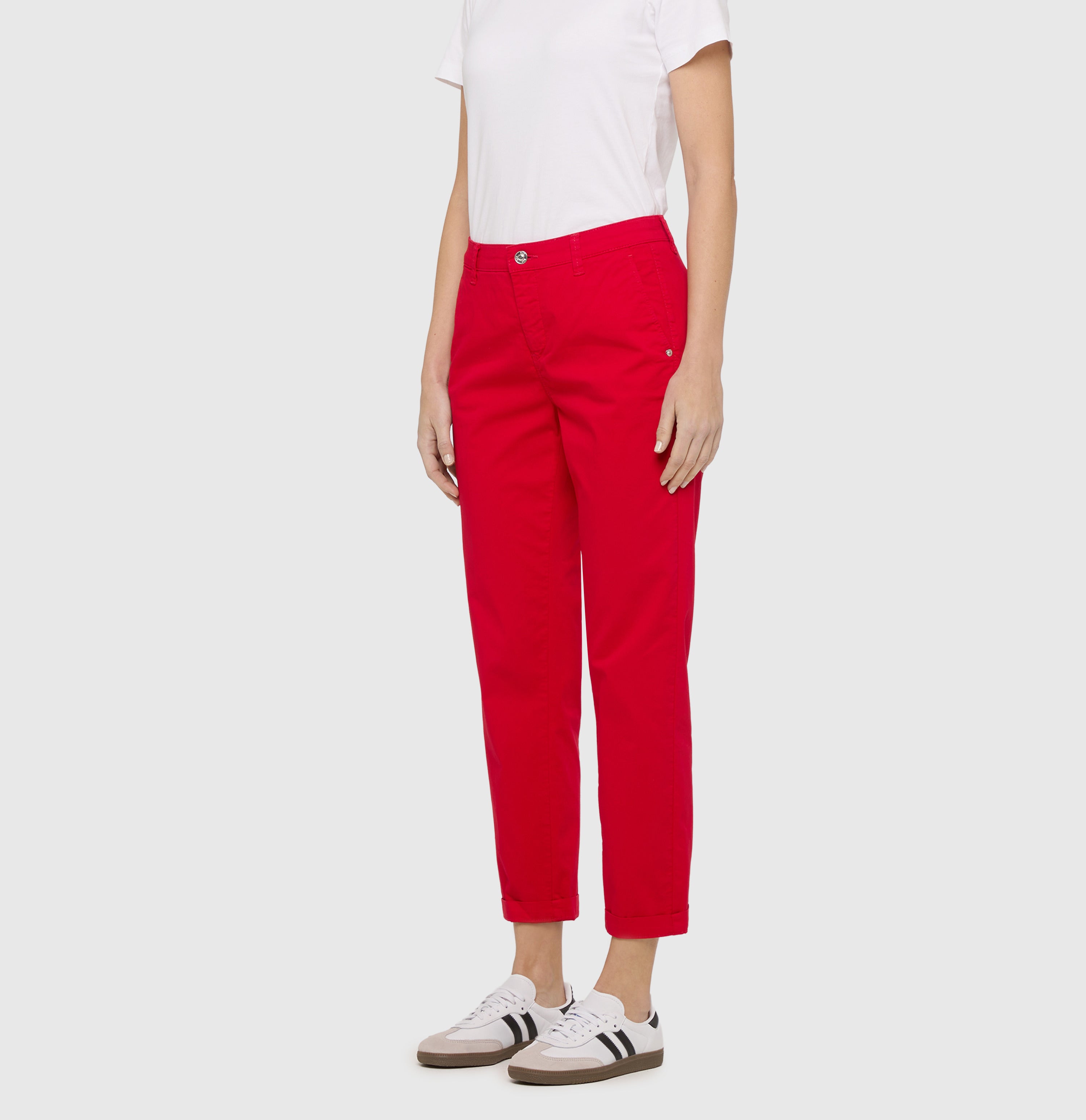 Turned-up chino with creases. | CHINO turn up | ruby red PPT | Front view of model