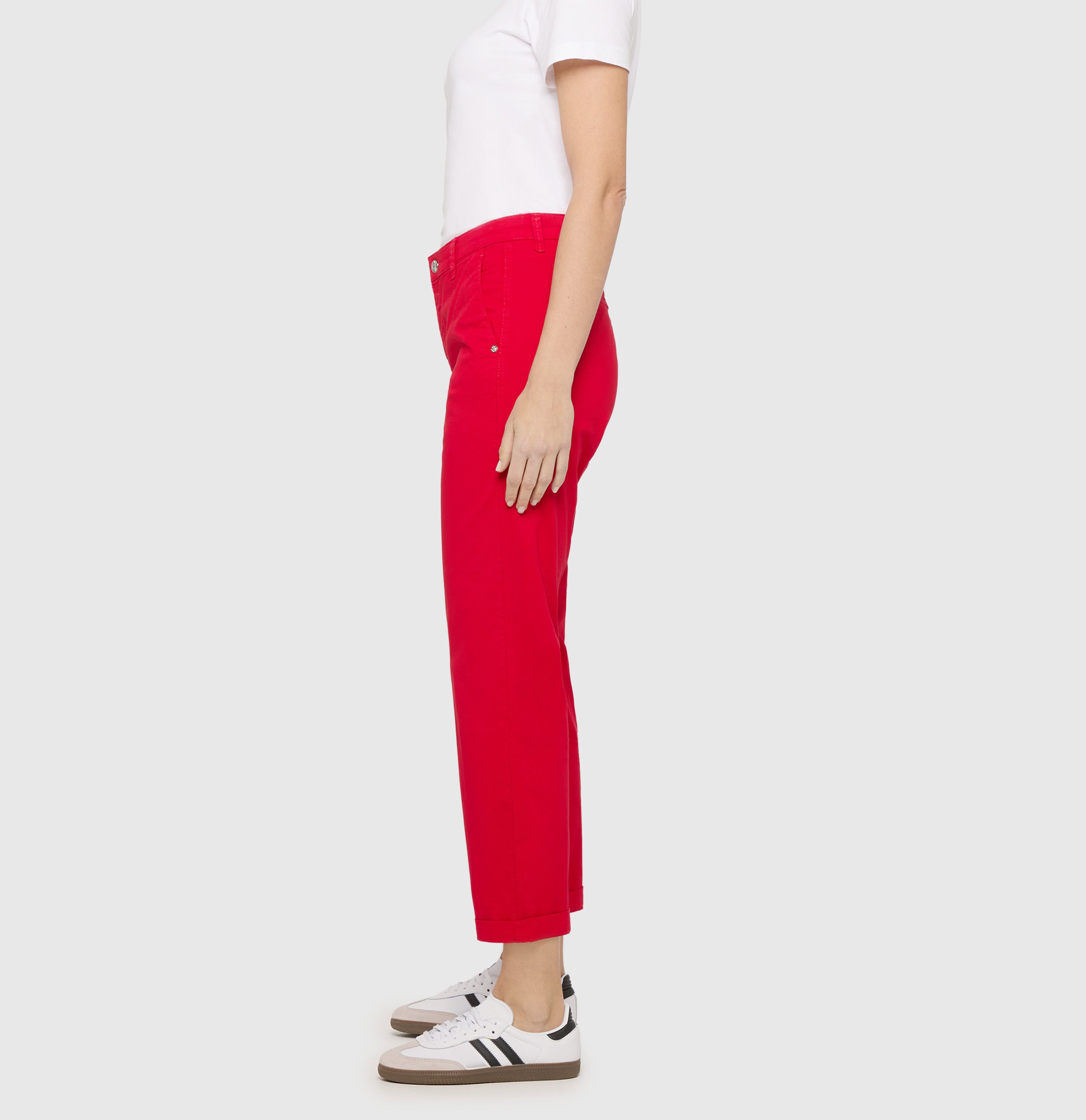 Turned-up chino with creases. | CHINO turn up | ruby red PPT | Side view of model