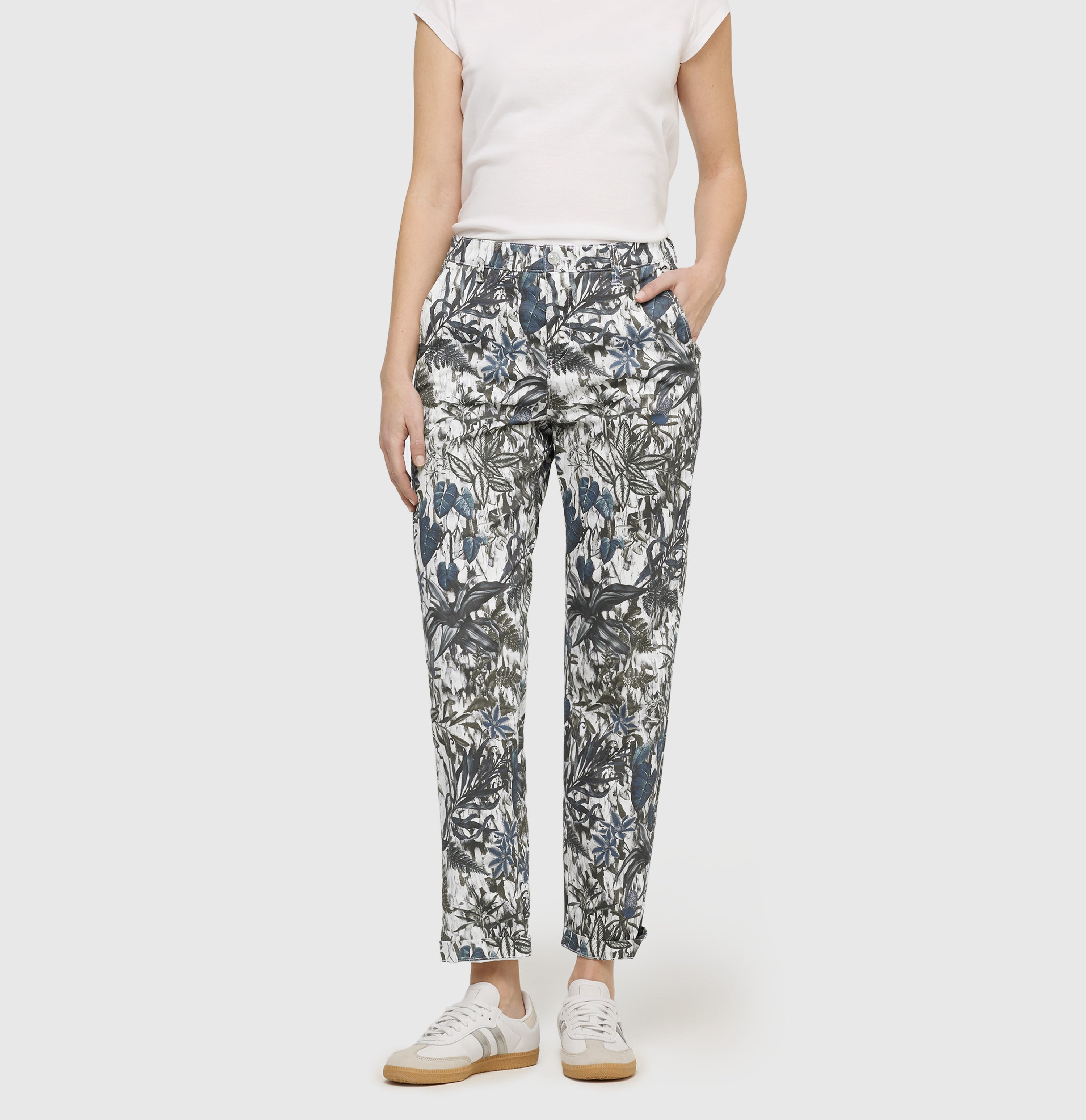 Turned-up chino with creases. | CHINO turn up | jungle print | Front view of model