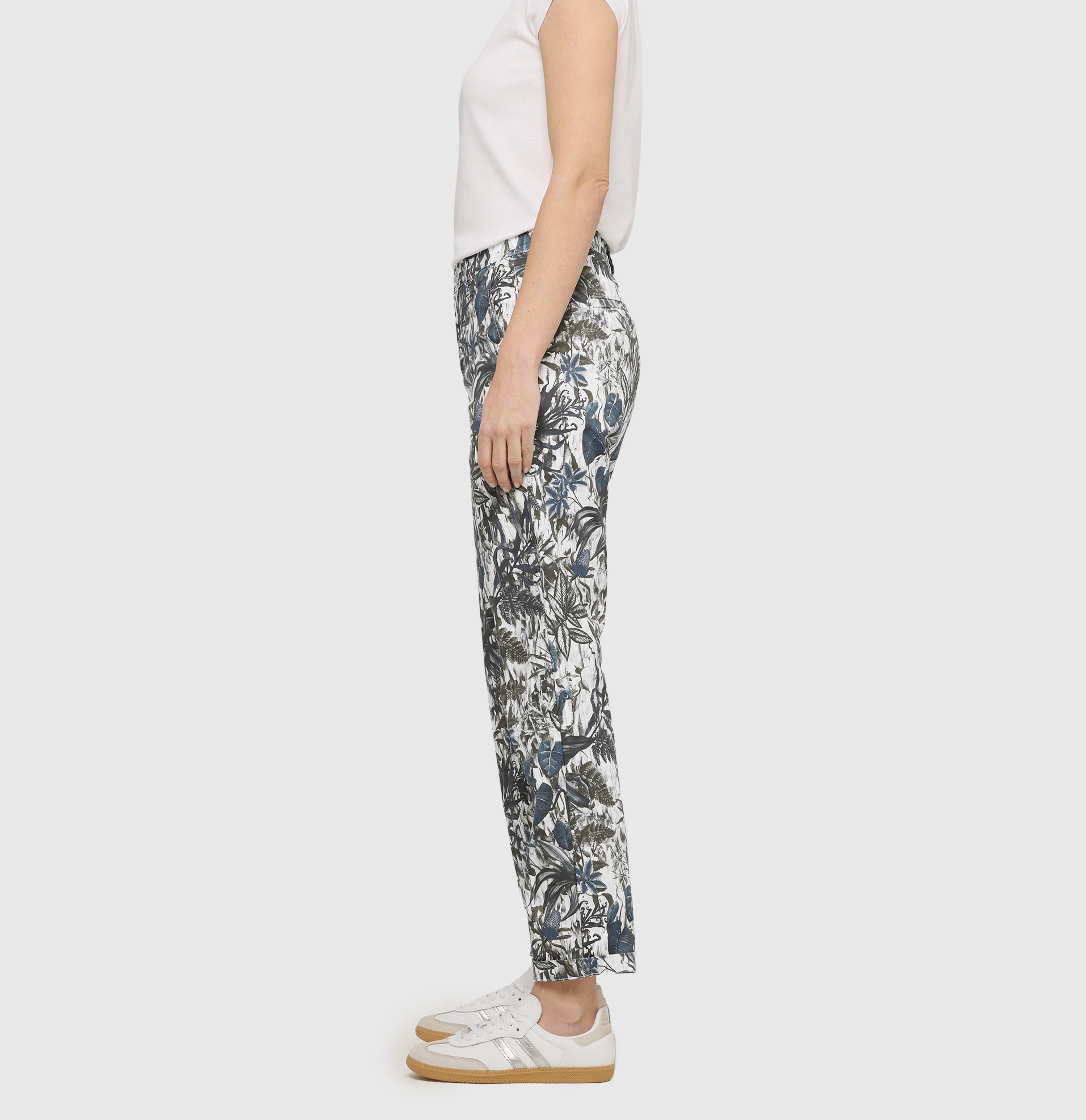 Turned-up chino with creases. | CHINO turn up | jungle print | Side view of model