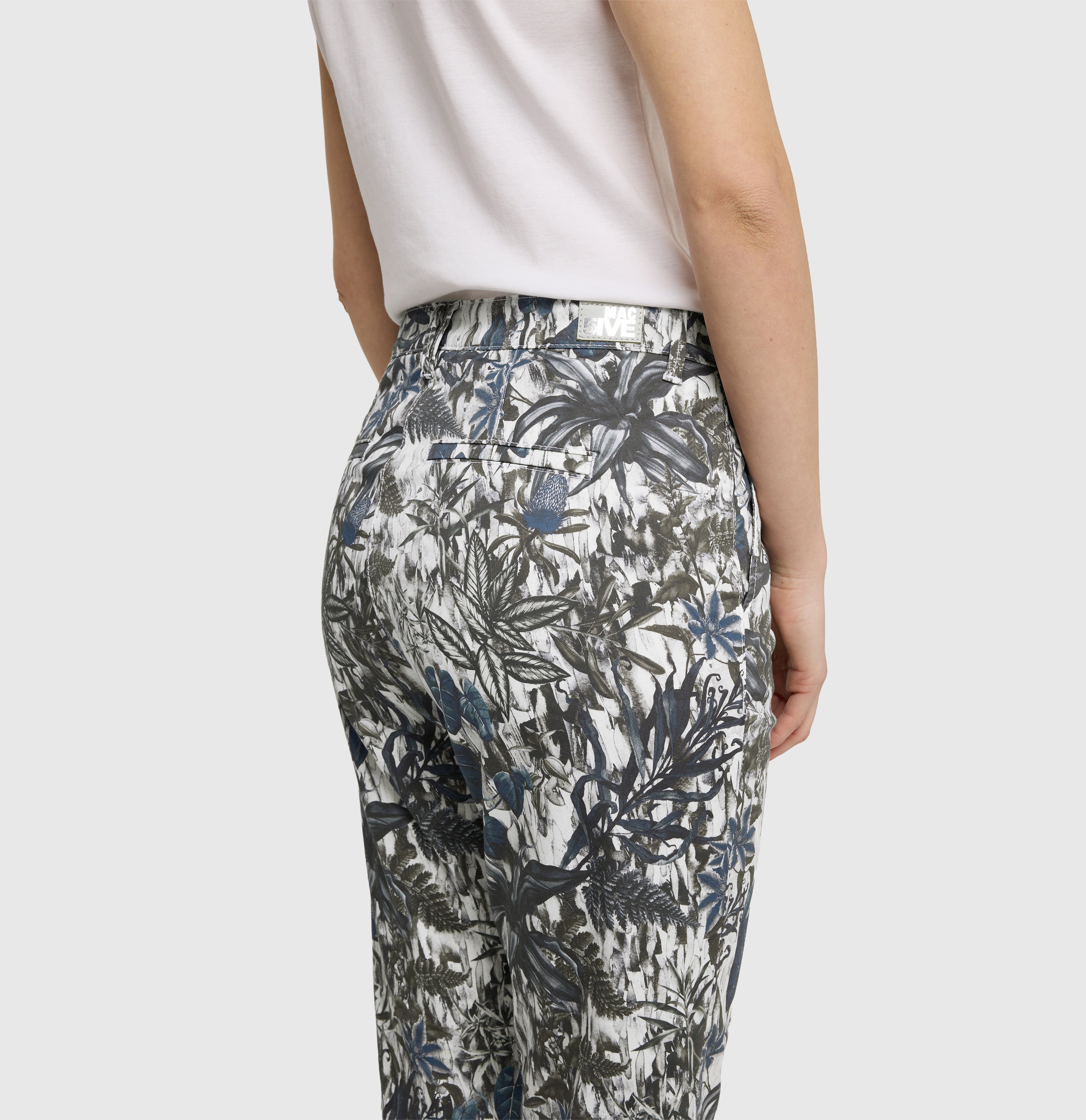 Turned-up chino with creases. | CHINO turn up | jungle print | Detailed view 2 of model