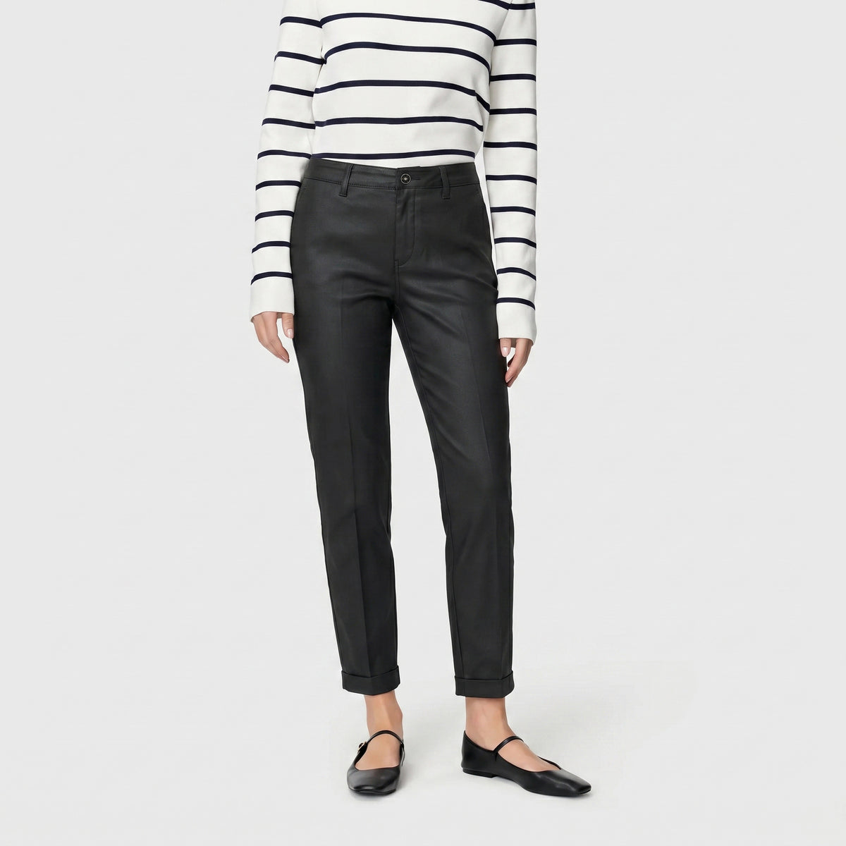Slim, soft chino with a leather look. | CHINO turn up | black | Front view of model