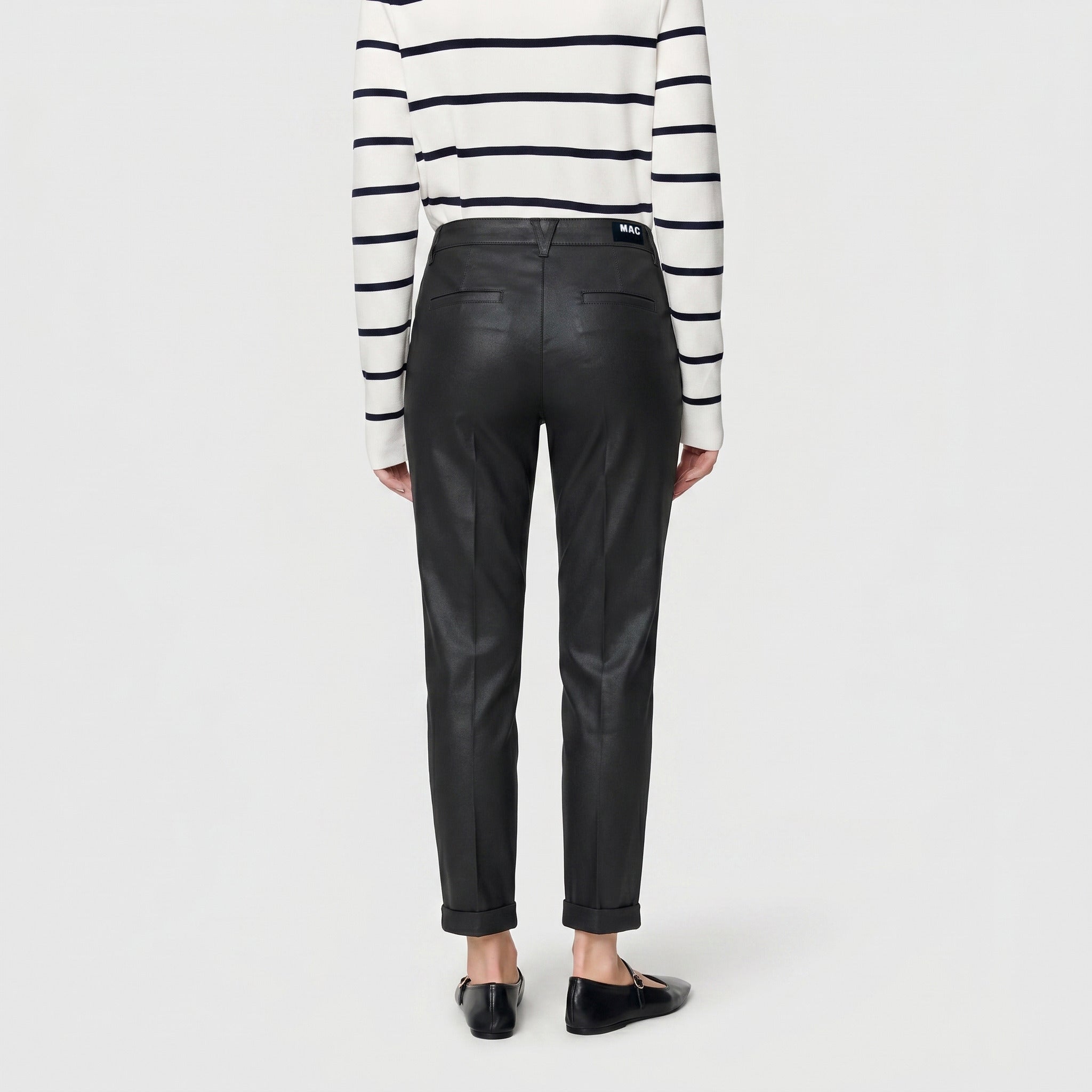 Slim, soft chino with a leather look. | CHINO turn up | black | Back view of model