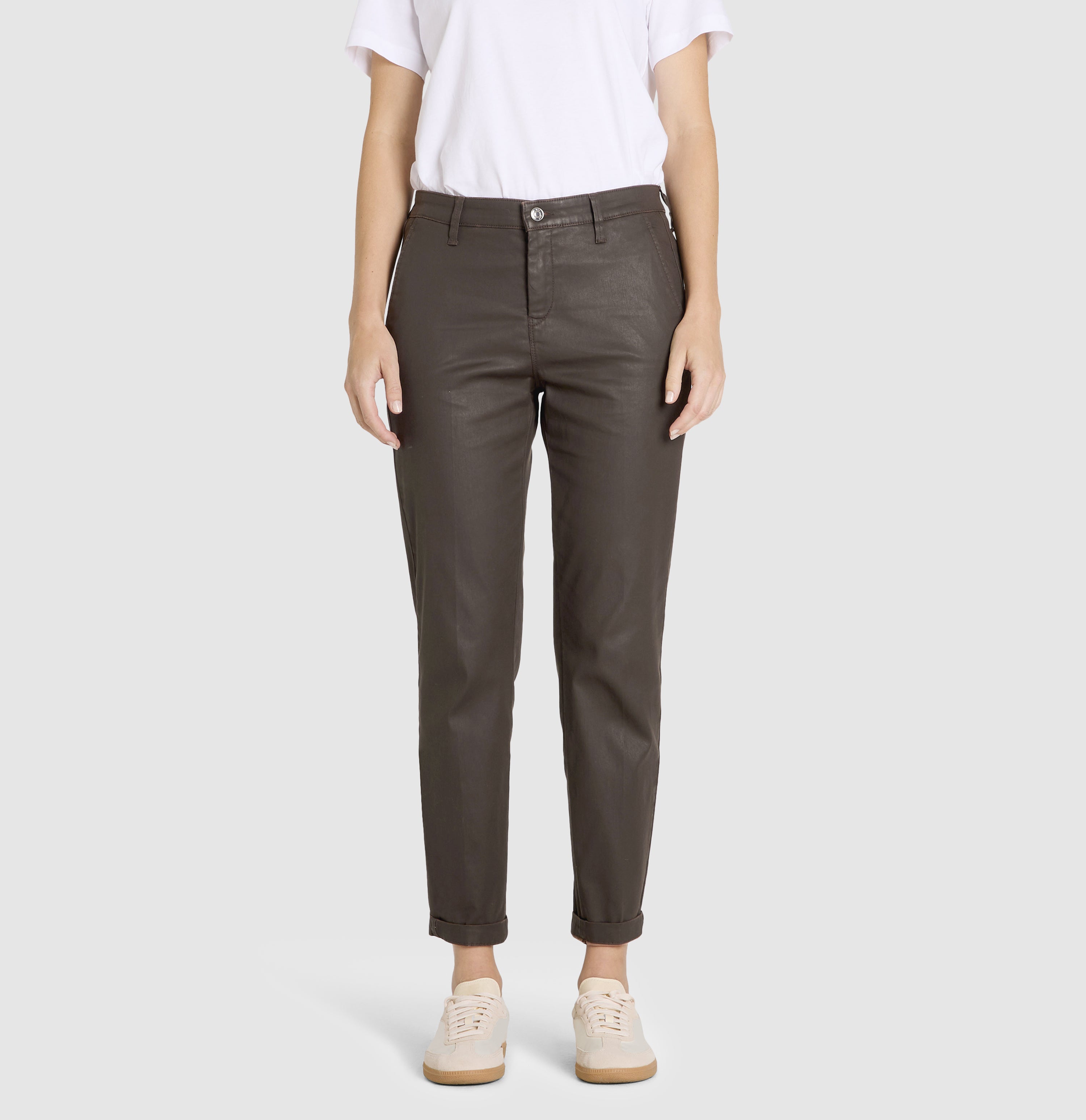 Slim cotton-lyocell chino with a leather look. | CHINO turn up | truffle brown | Front view of model