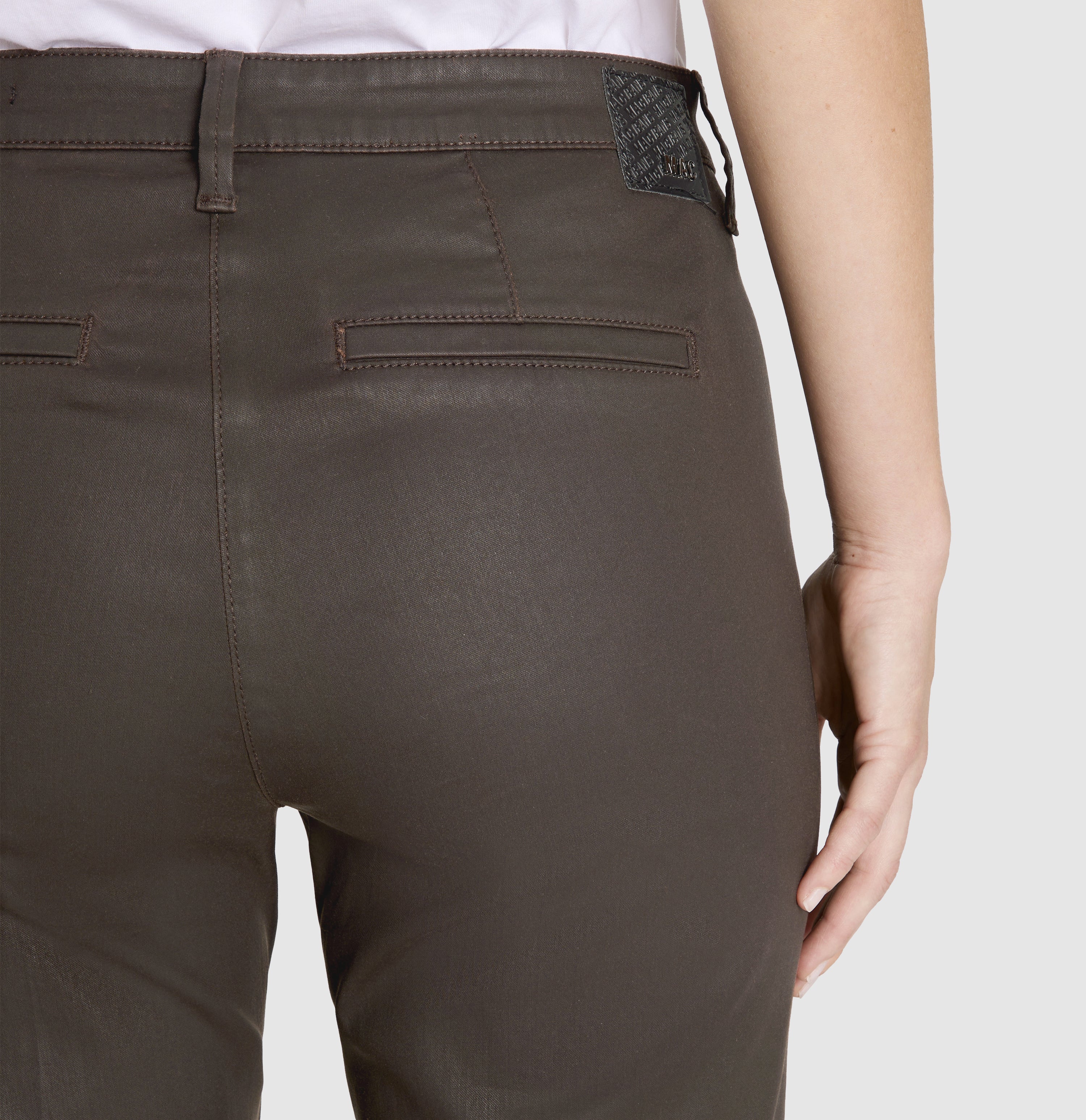 Slim cotton-lyocell chino with a leather look. | CHINO turn up | truffle brown | Detailed view 2 of model