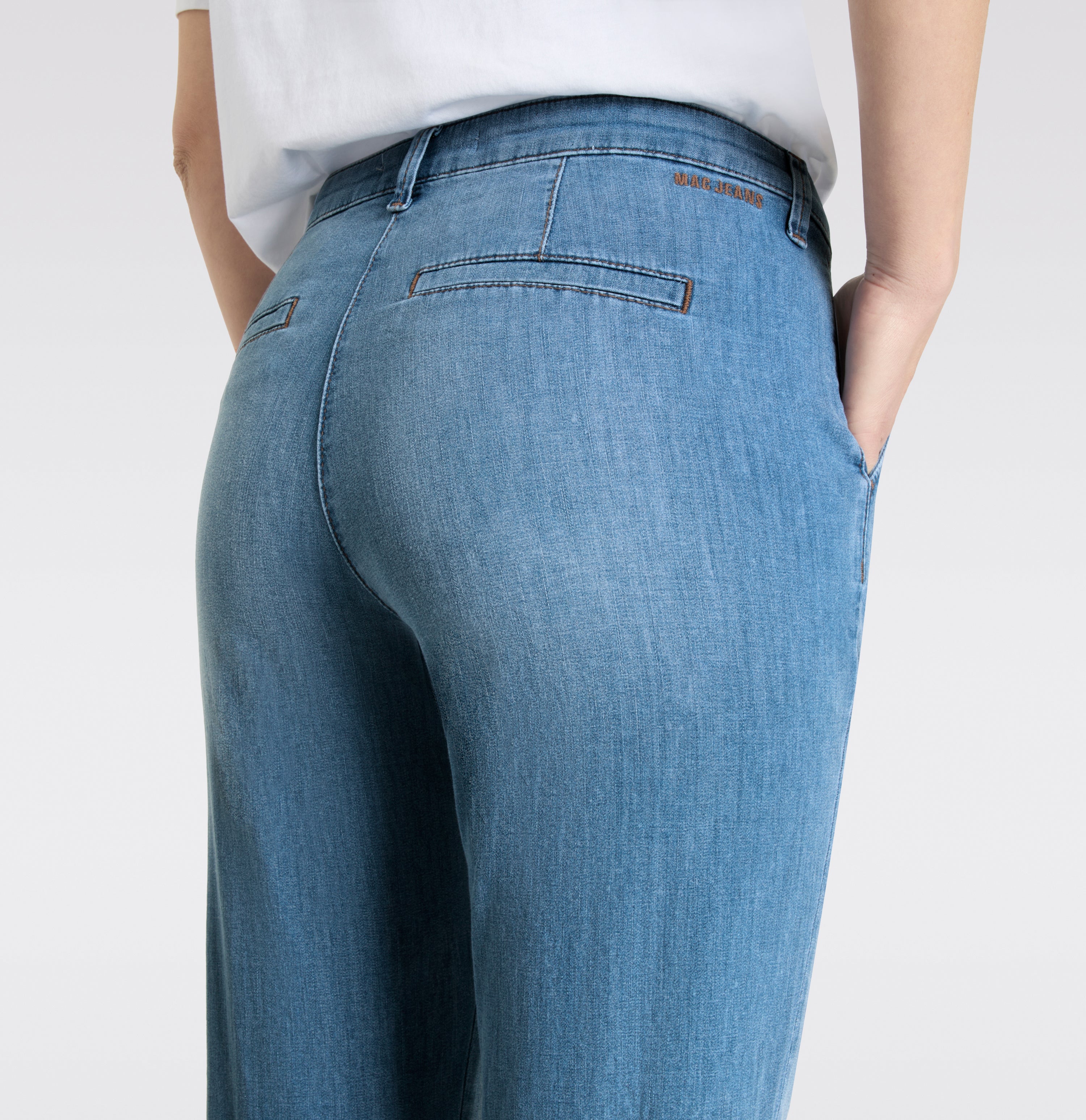 Slim chino made of super light denim. | CHINO turn up | venice beach wash | Side view of model