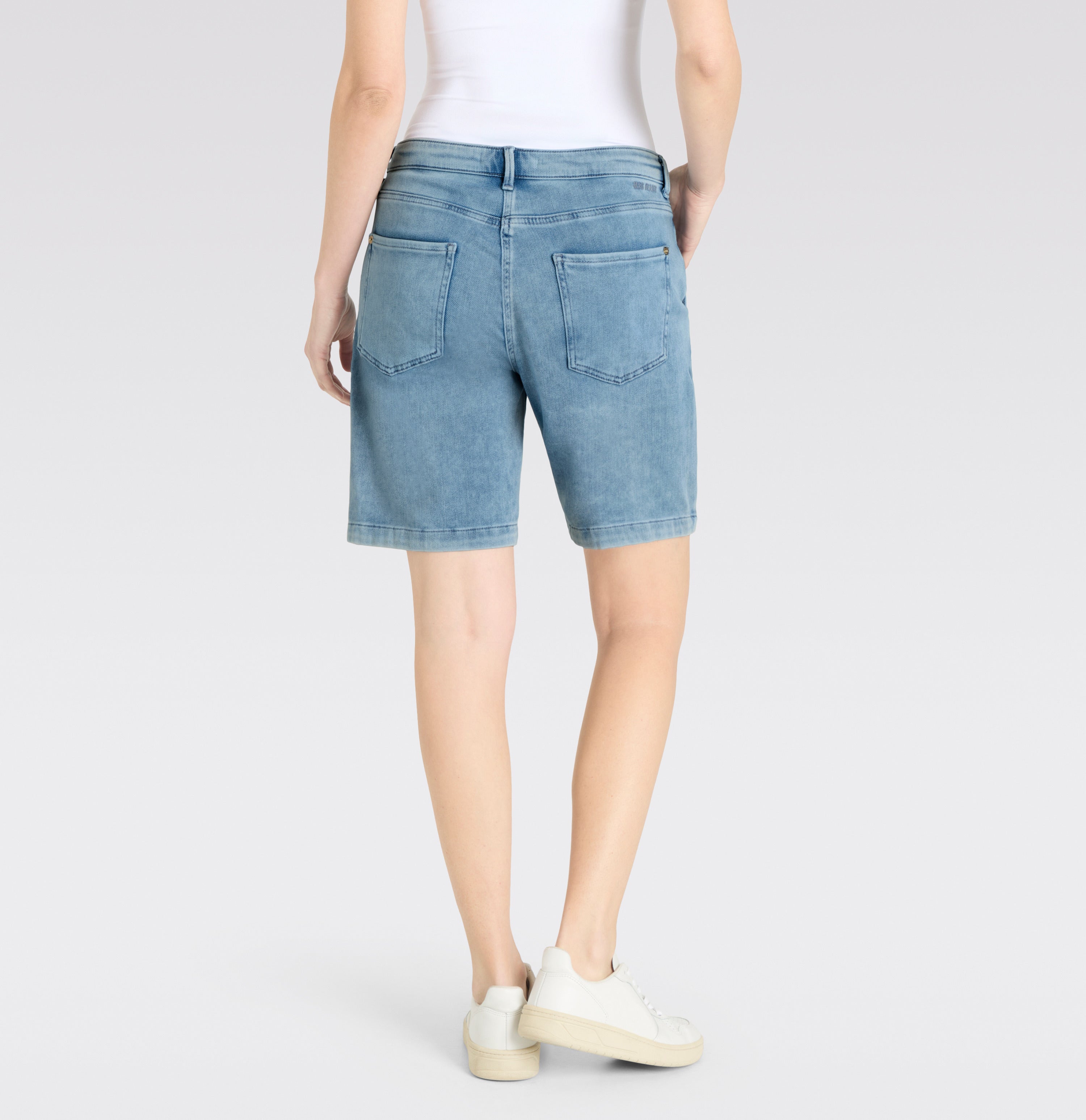 Wide sweat denim shorts with drawstring. | JOG´N SHORT | stormy fancy blue | Back view of model