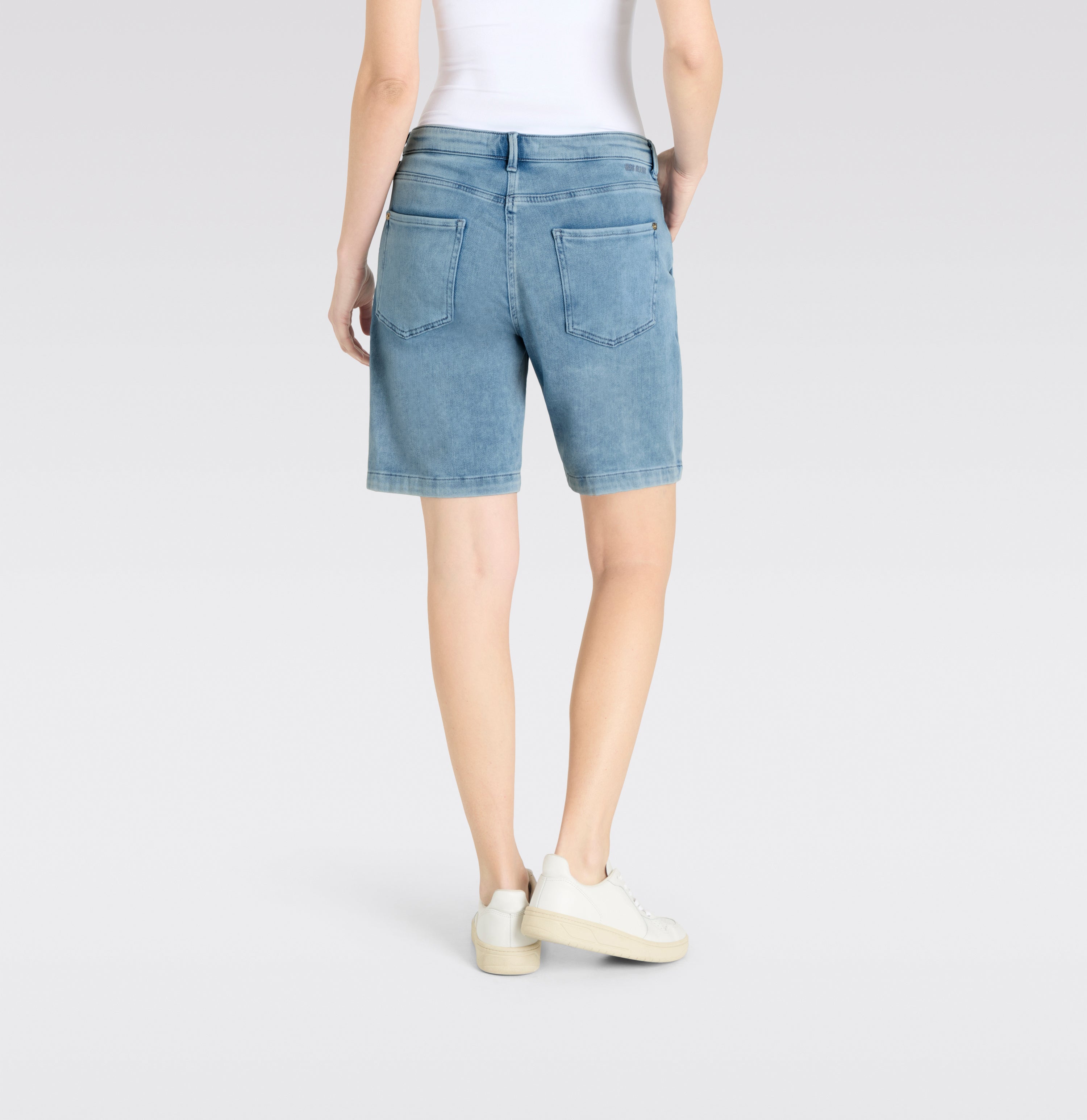 Wide sweat denim shorts with drawstring. | JOG´N SHORT | stormy fancy blue | Back view of model