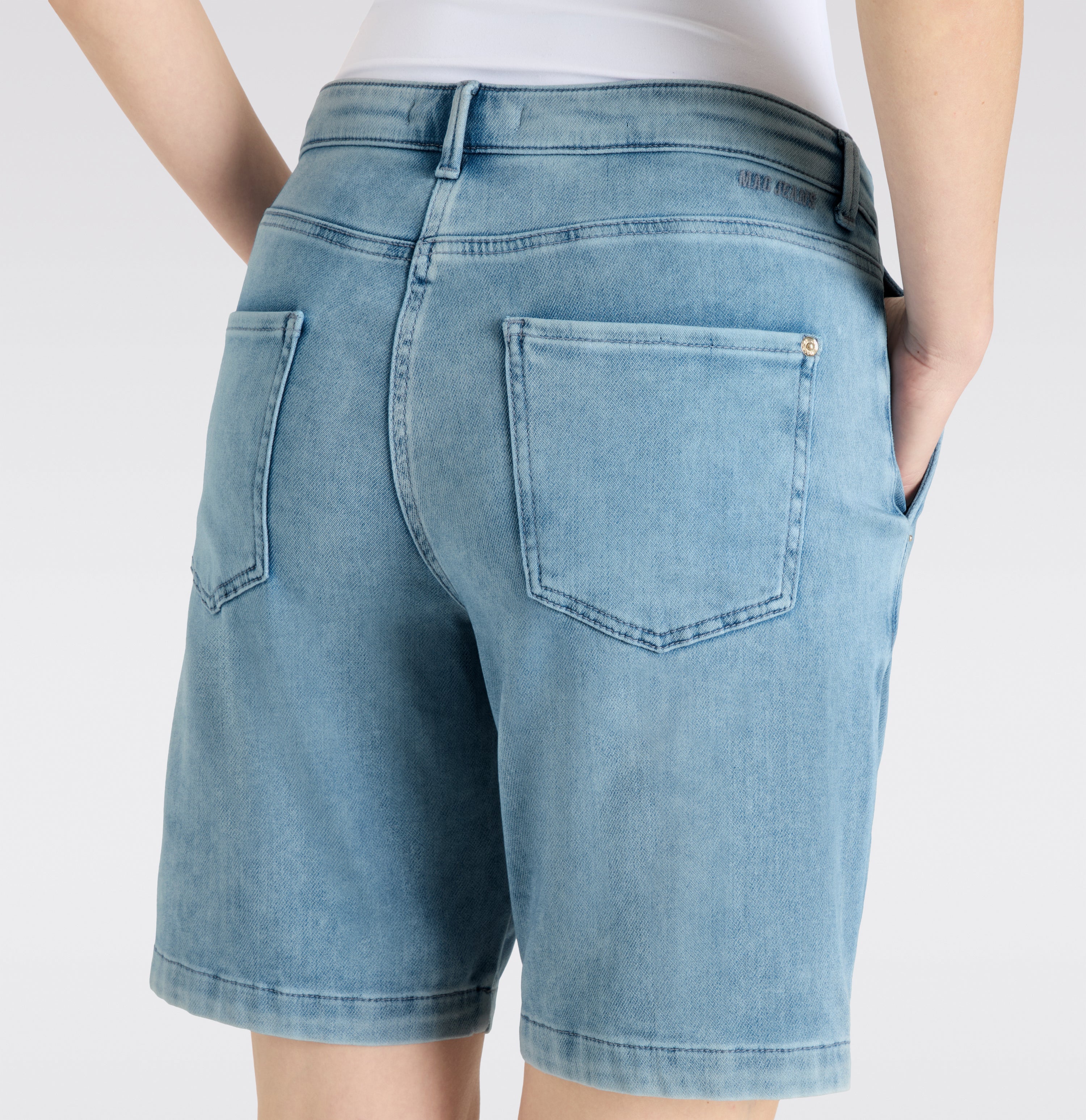 Wide sweat denim shorts with drawstring. | JOG´N SHORT | stormy fancy blue | Side view of model