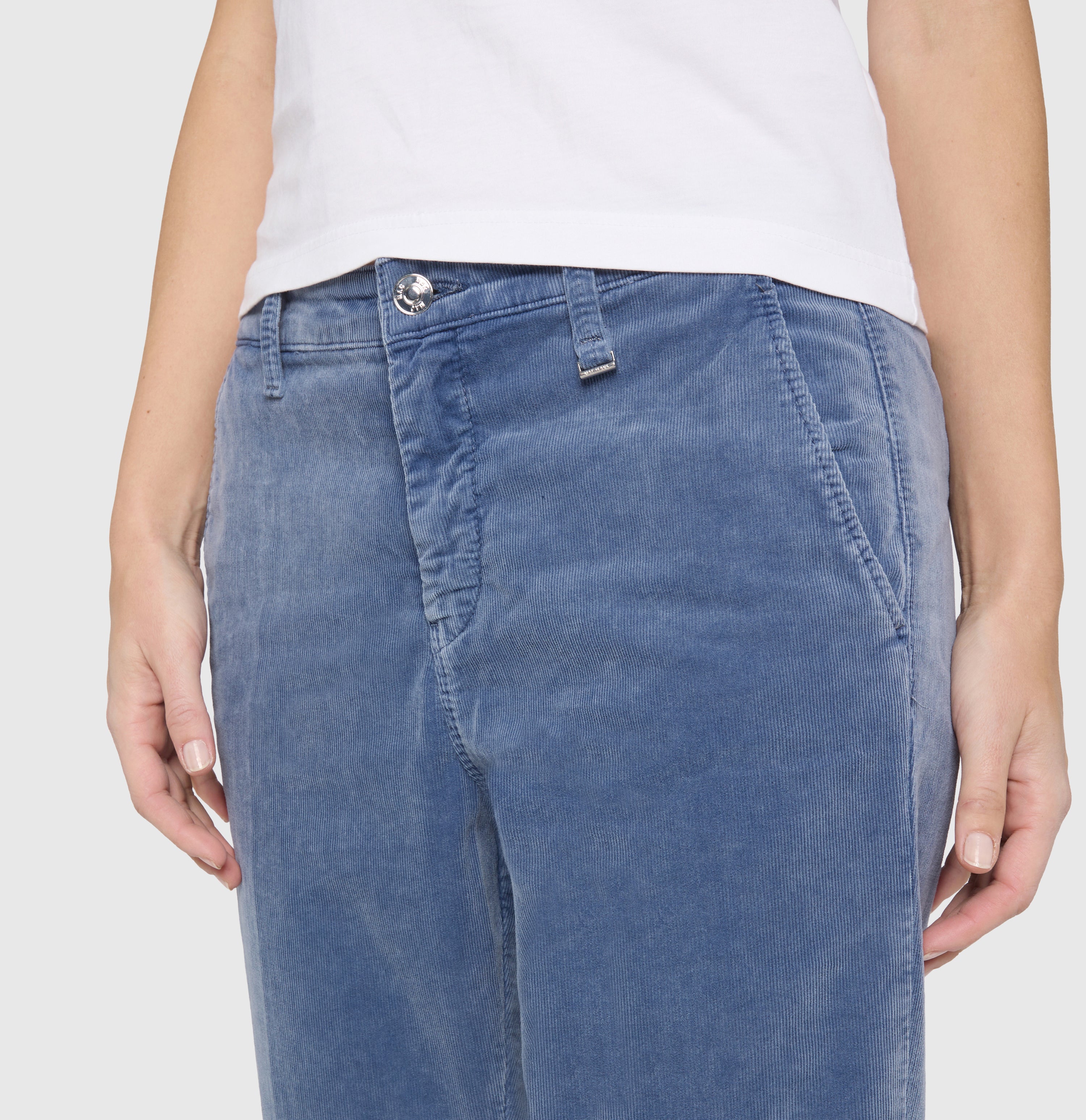 Slim chino made of baby corduroy in brilliant colours. | CHINO turn up | grisaille | Detailed view 2 of model