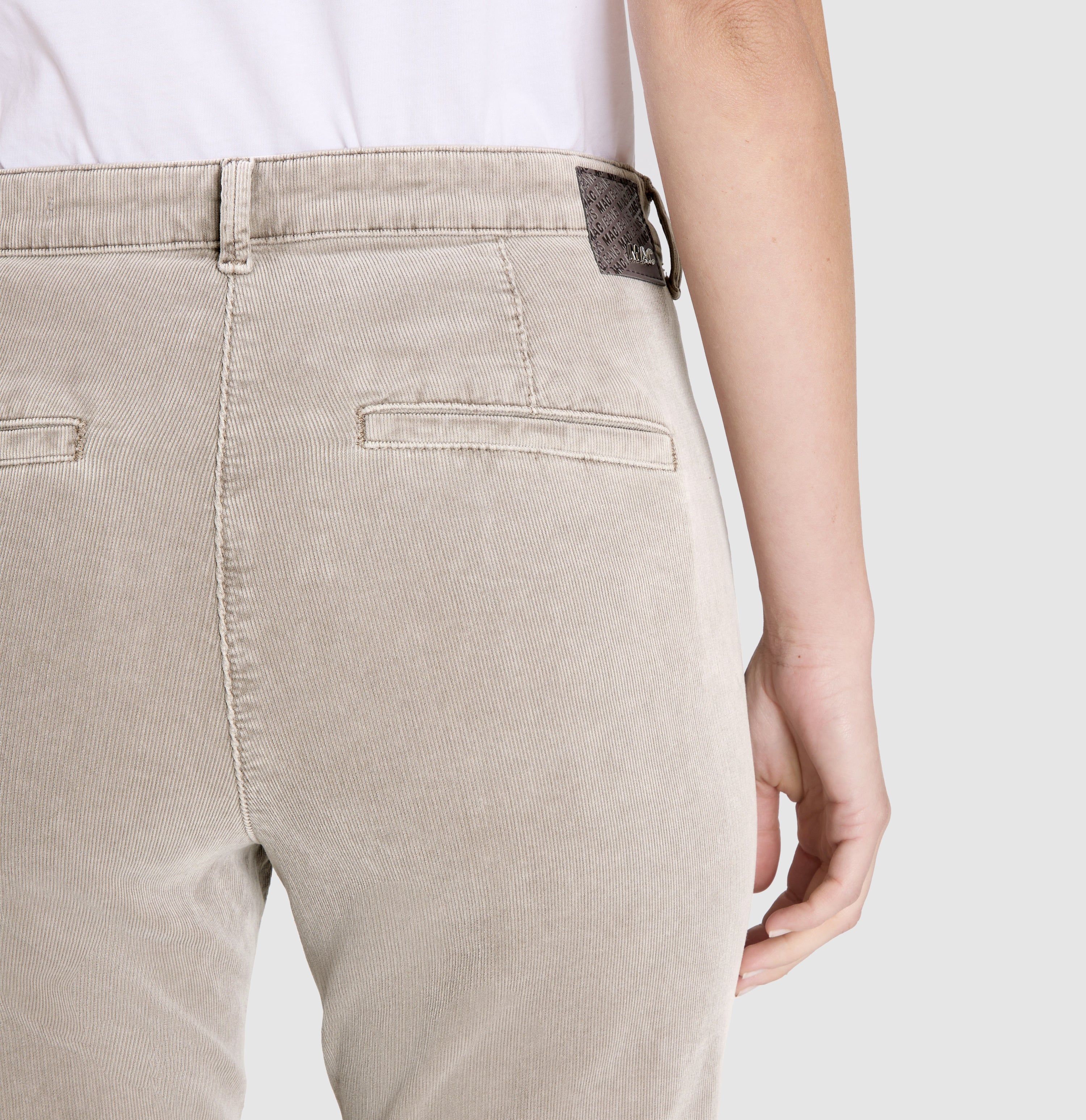 Slim chino made of baby corduroy in brilliant colours. | CHINO turn up | desert taupe | Detailed view 2 of model