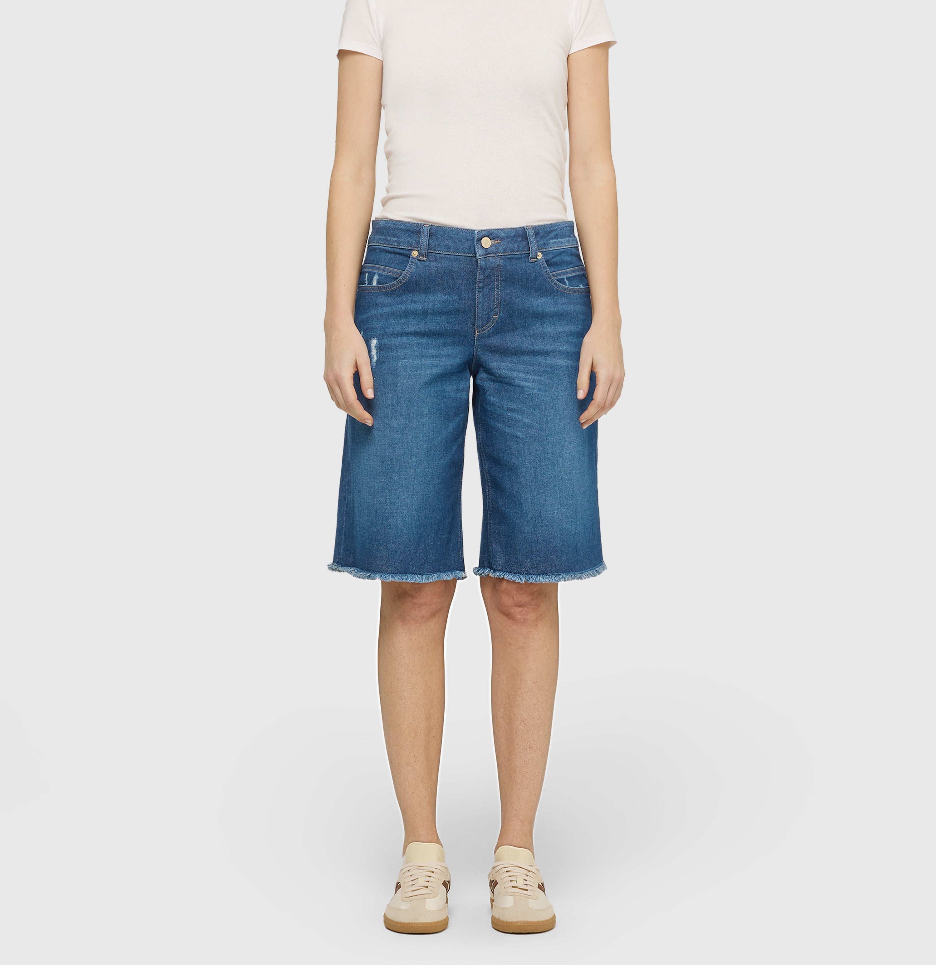 Wide Bermuda with open hem. | RICH BERMUDA | heavy damaged blue | Front view of model