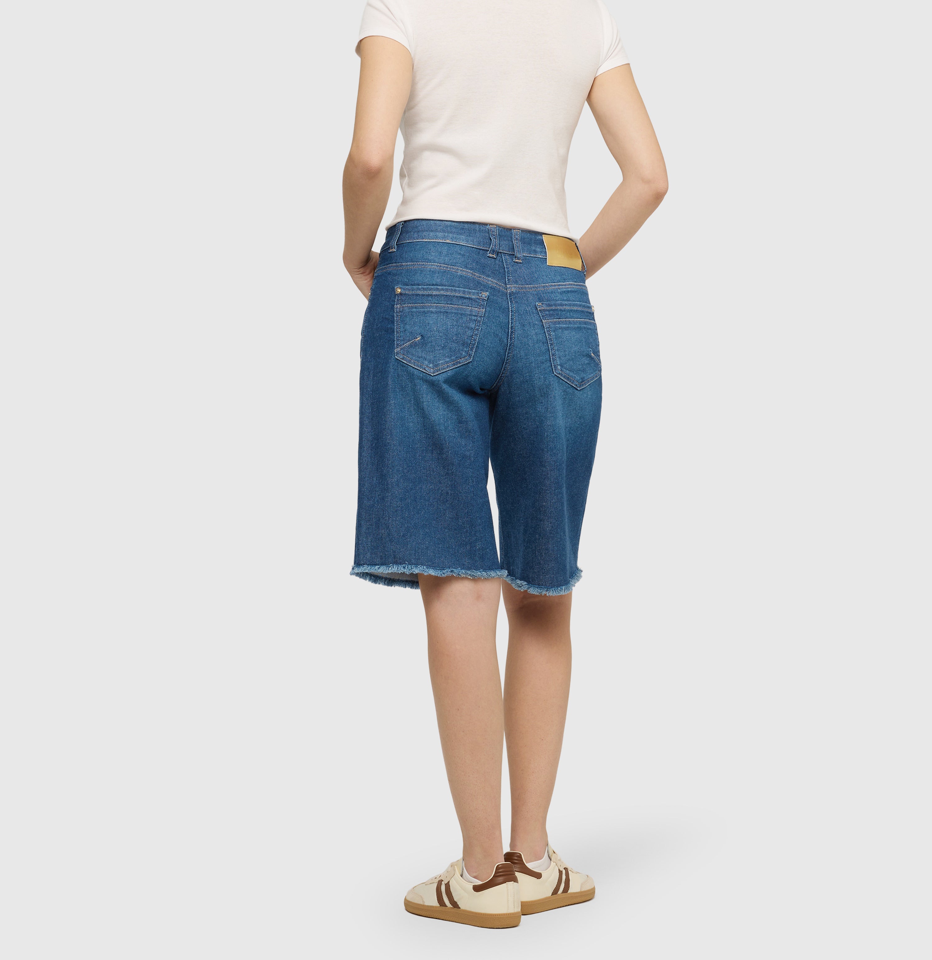 Wide Bermuda with open hem. | RICH BERMUDA | heavy damaged blue | Back view of model