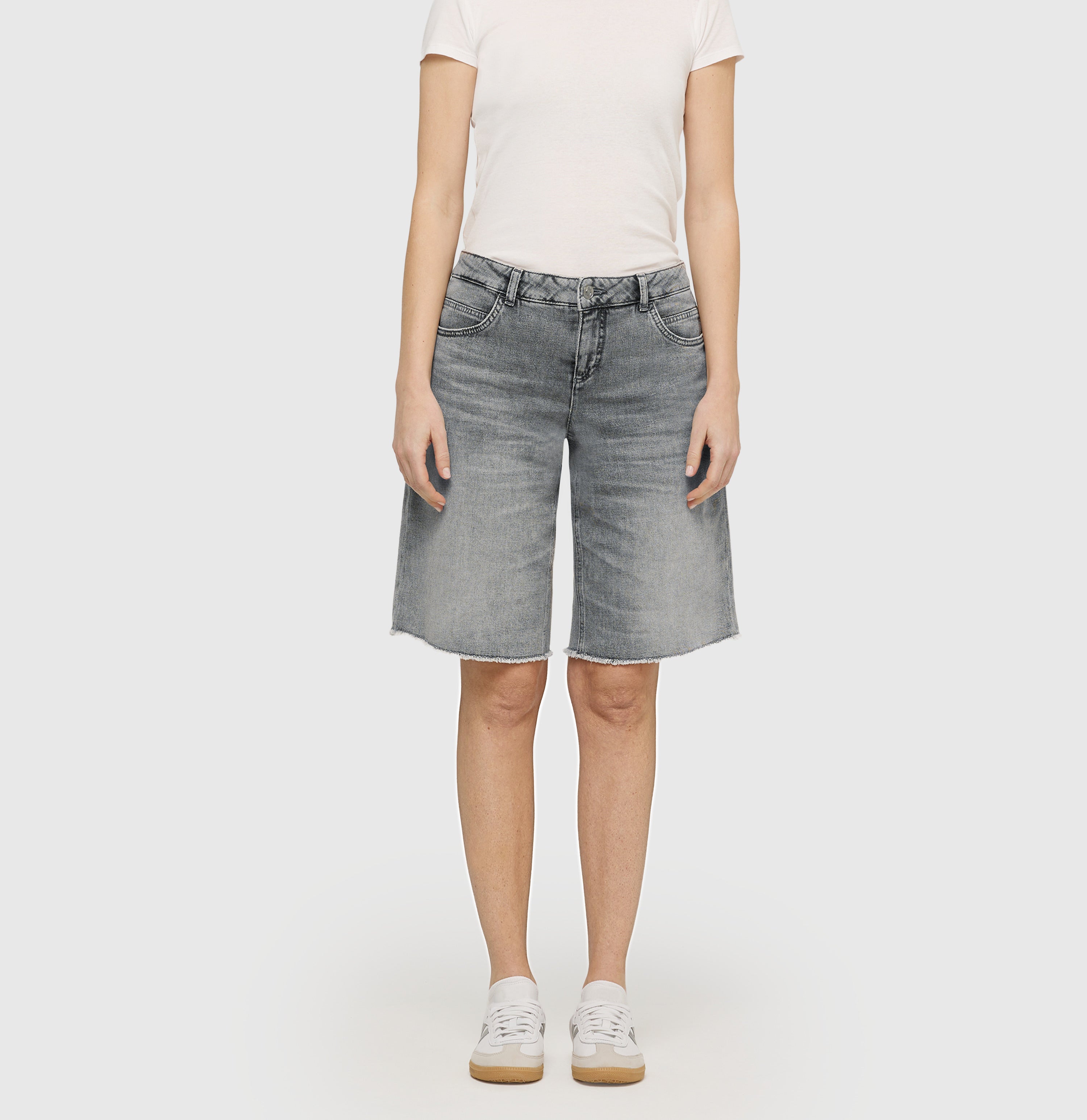 Wide Bermuda made of comfort stretch denim. | RICH BERMUDA | ash grey used wash | Front view of model