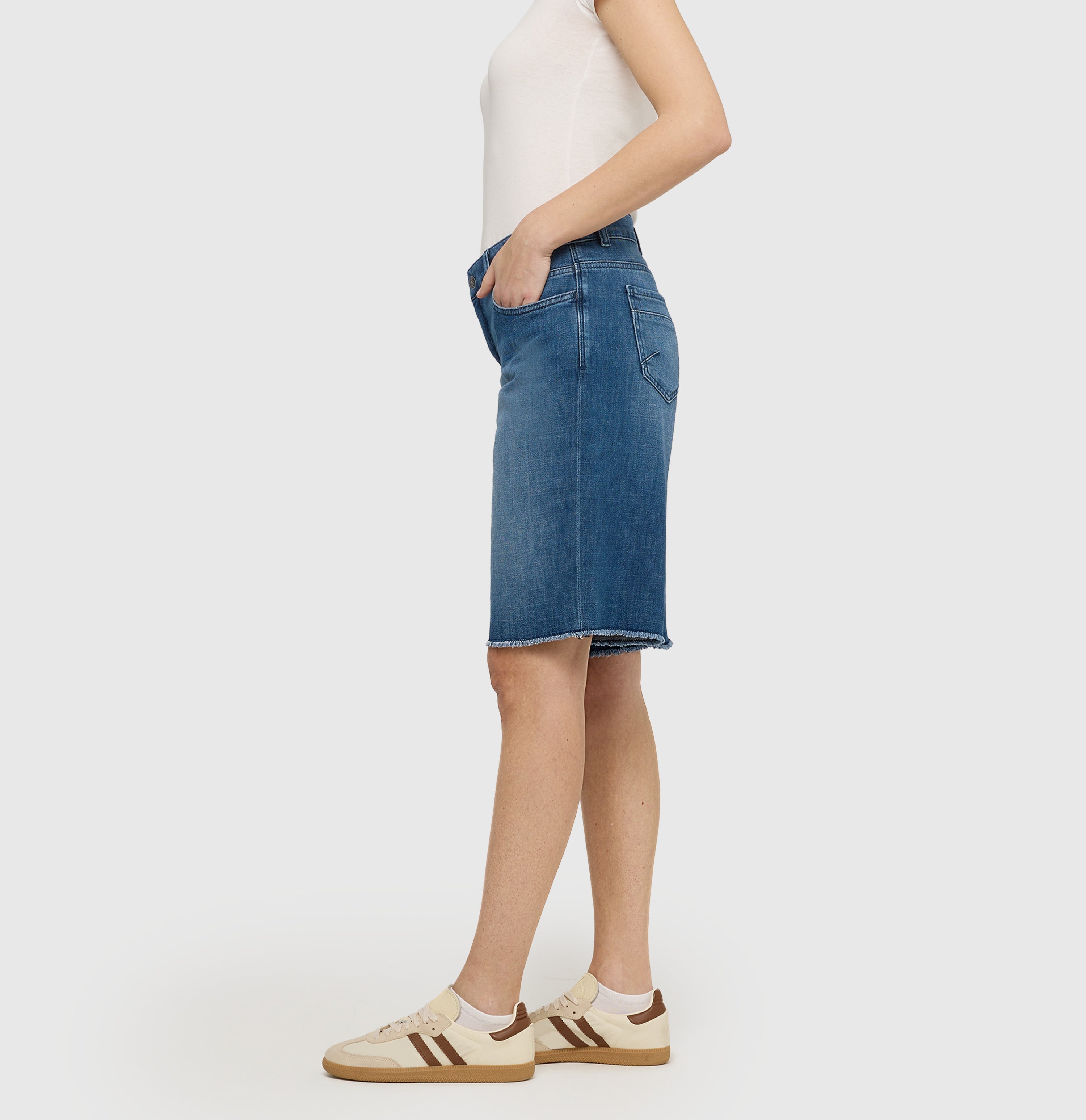 Wide Bermuda made of comfort stretch denim. | RICH BERMUDA | dark blue tinted wash | Side view of model