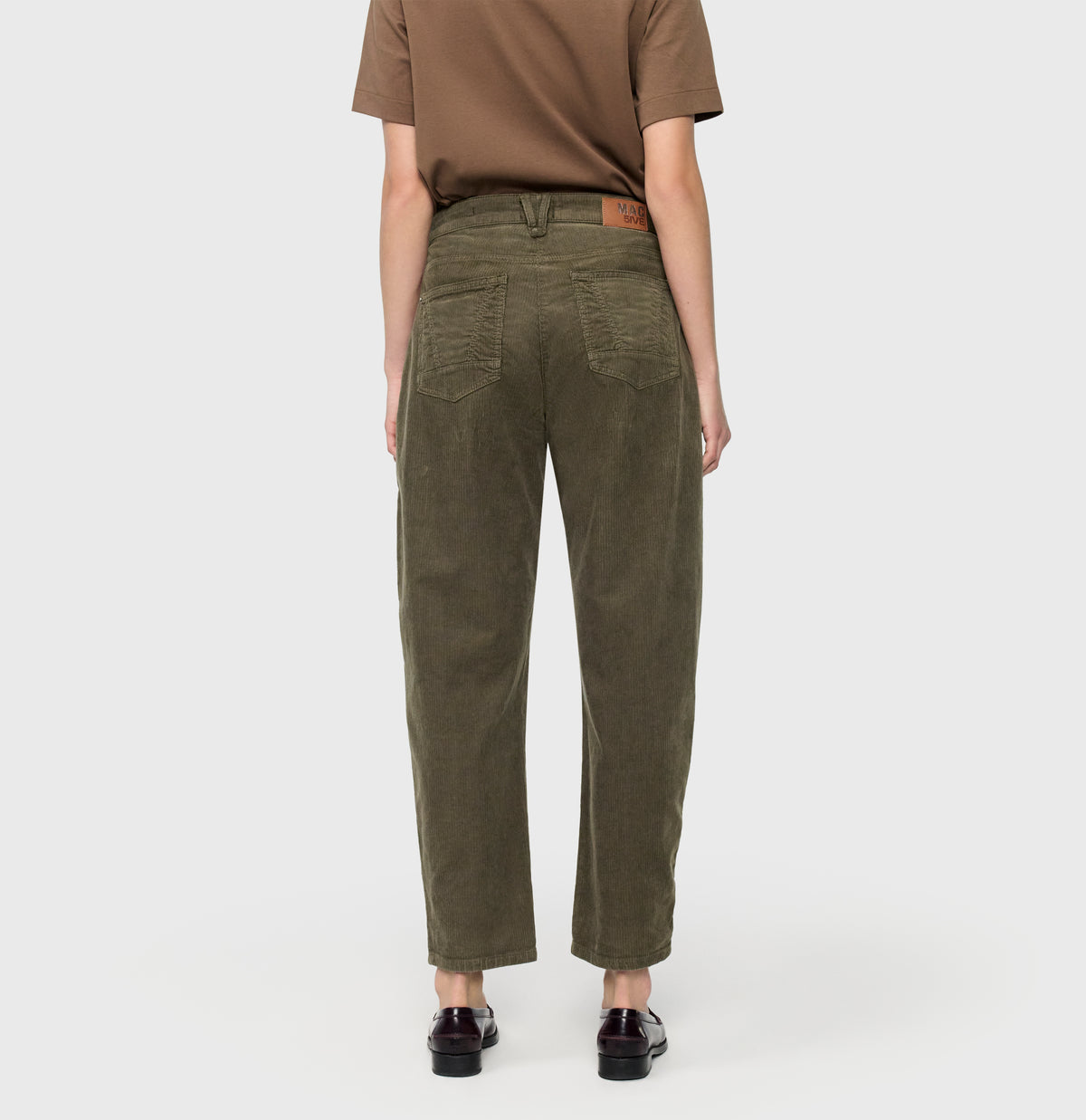 Loose fit in a modern corduroy material. | DANNI 2.3 | olive night PPT | Back view of model