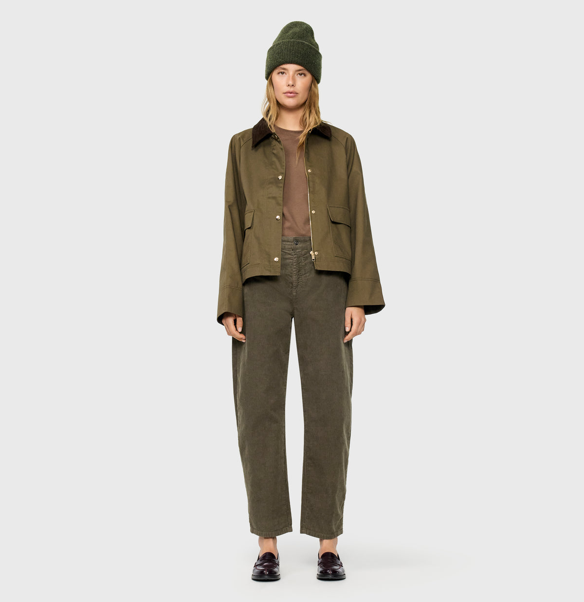 Loose fit in a modern corduroy material. | DANNI 2.3 | olive night PPT | Full-body of model