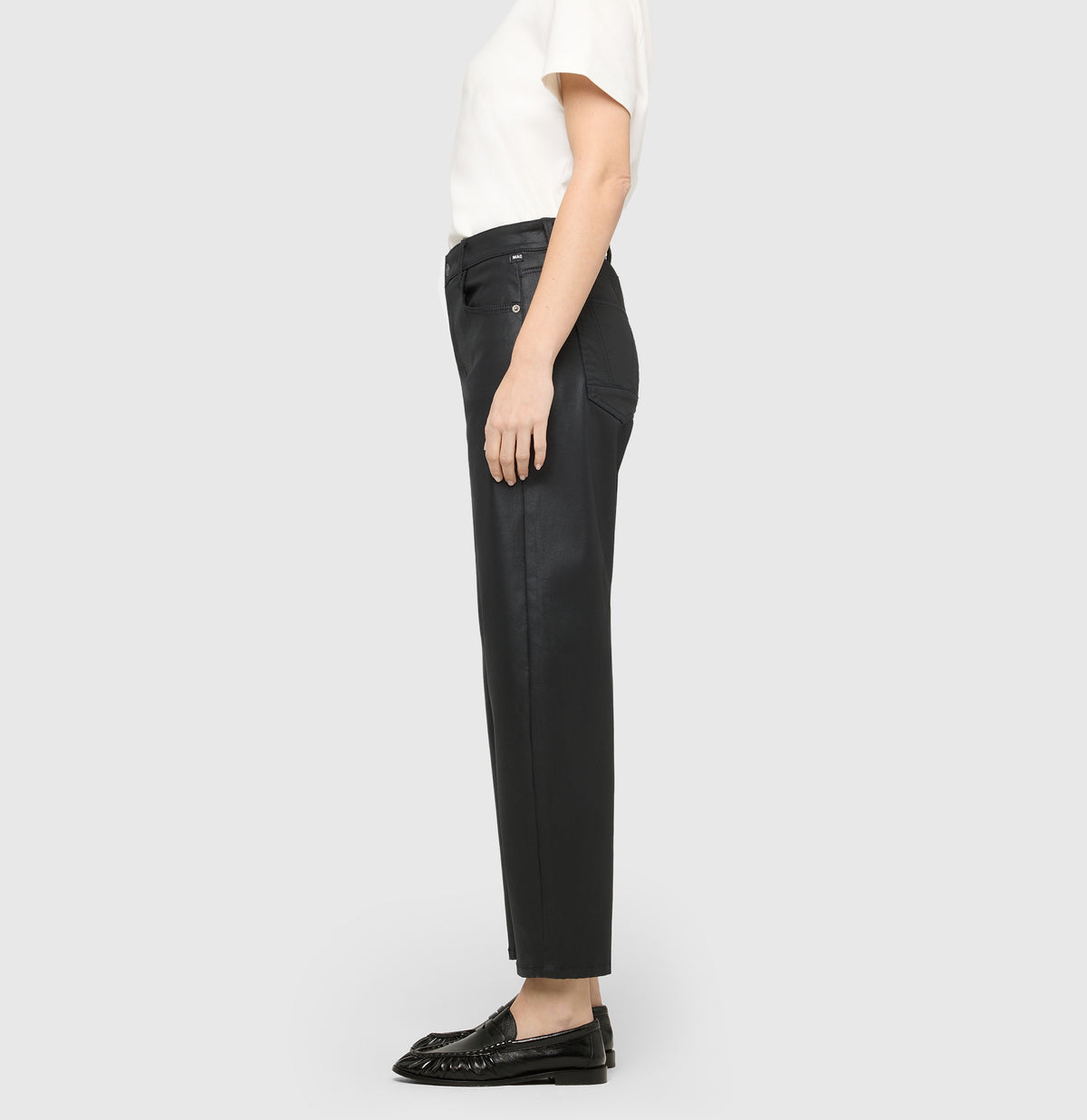 Loose fit with an authentic leather look. | DANNI 2.3 | black | Side view of model