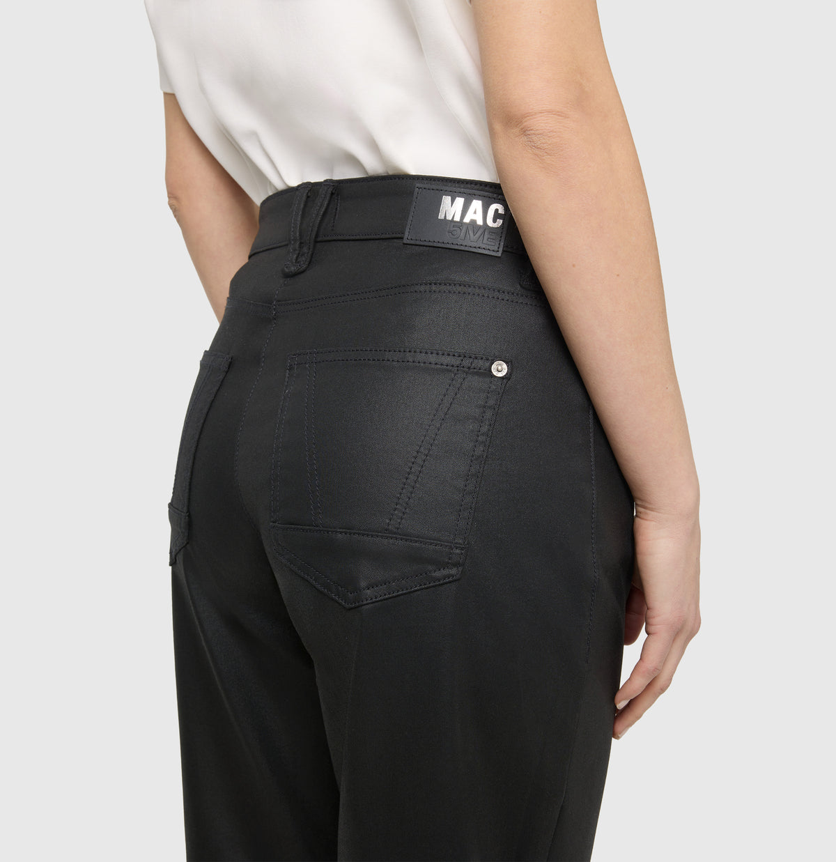 Loose fit with an authentic leather look. | DANNI 2.3 | black | Detailed view 2 of model