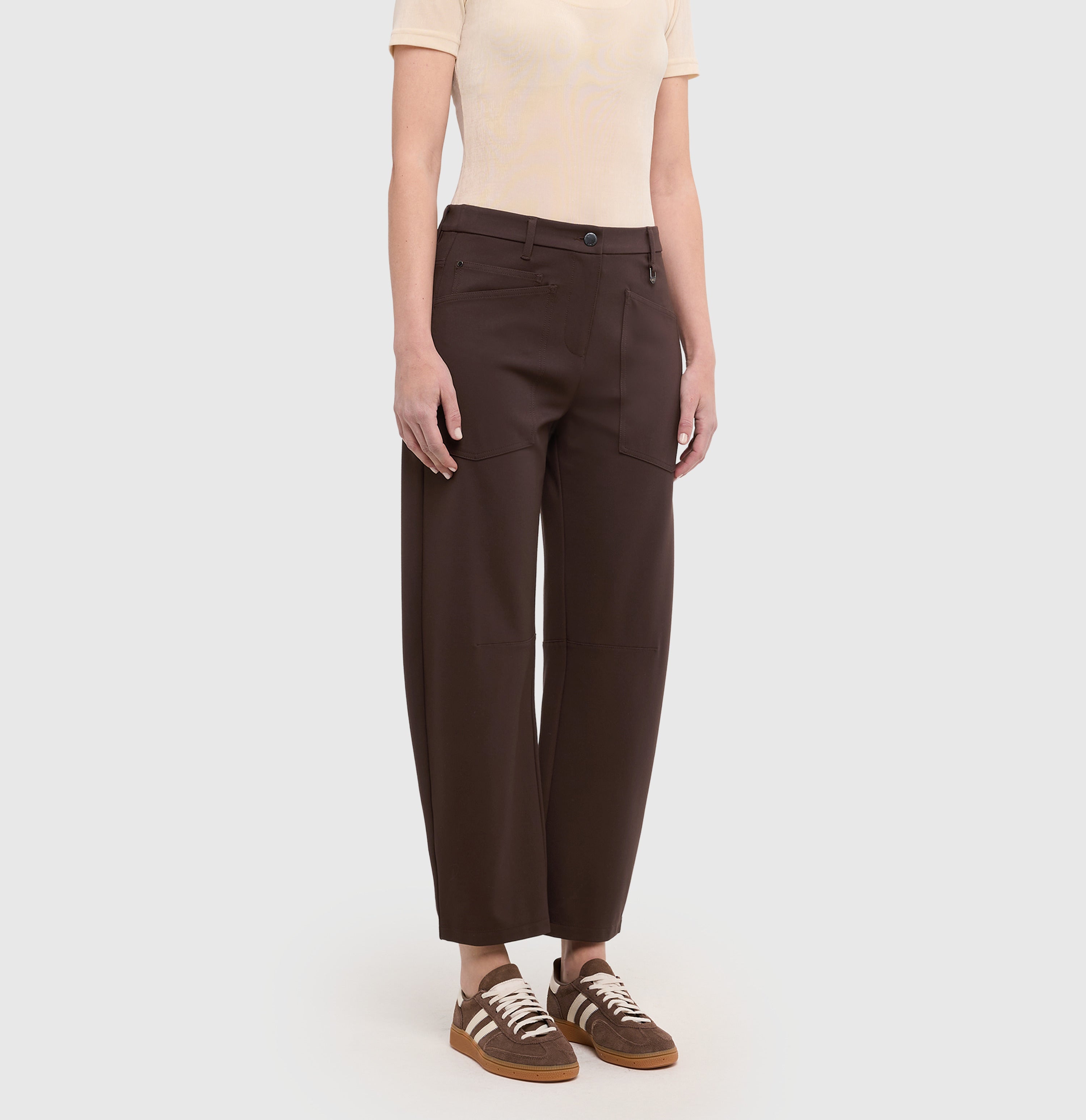 Baggy model made of soft jersey. | BAGGY SMART | truffle brown | Front view of model