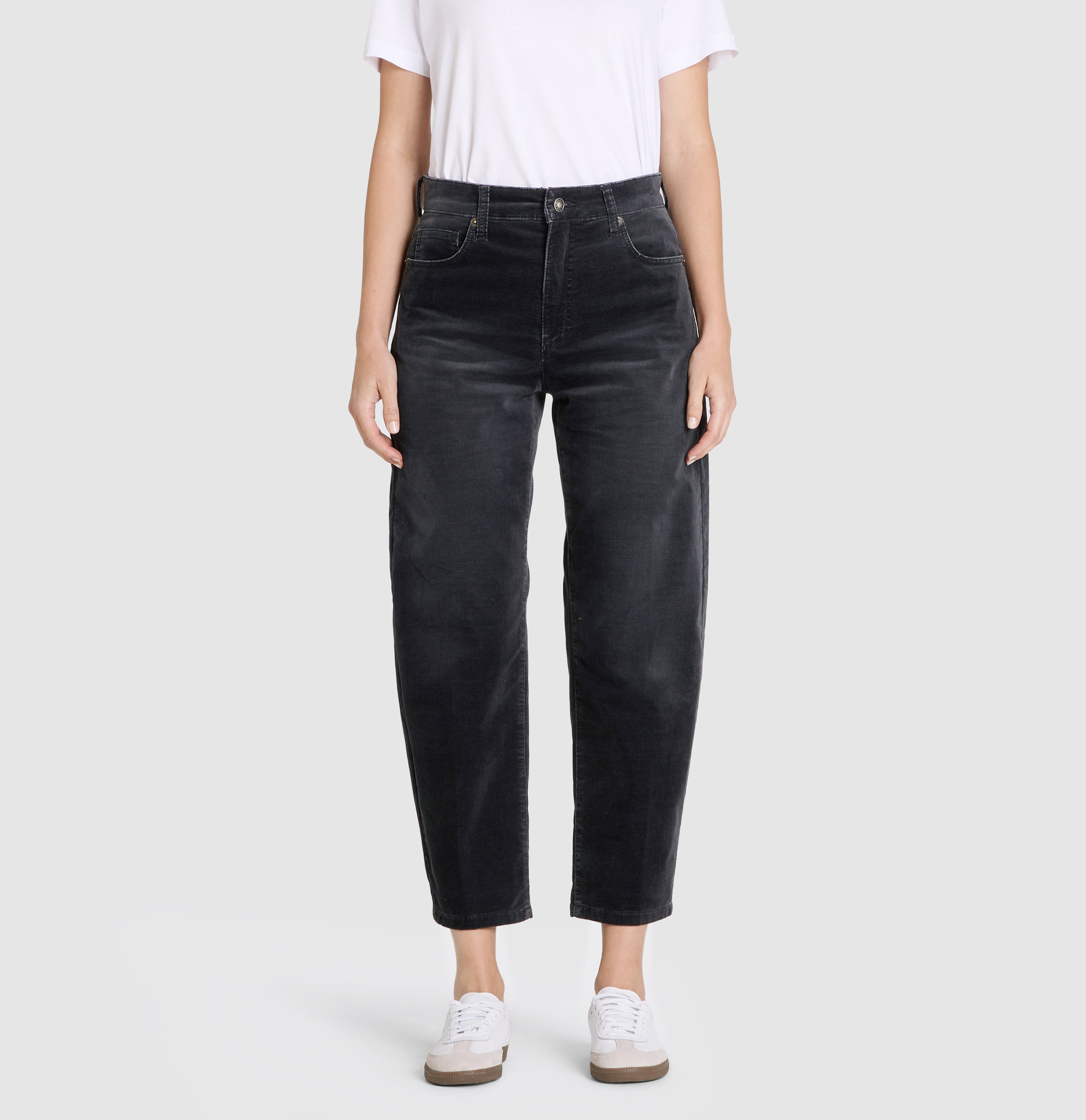 Velvety barrel trousers with a sporty used look. | DANNI | night grey | Front view of model