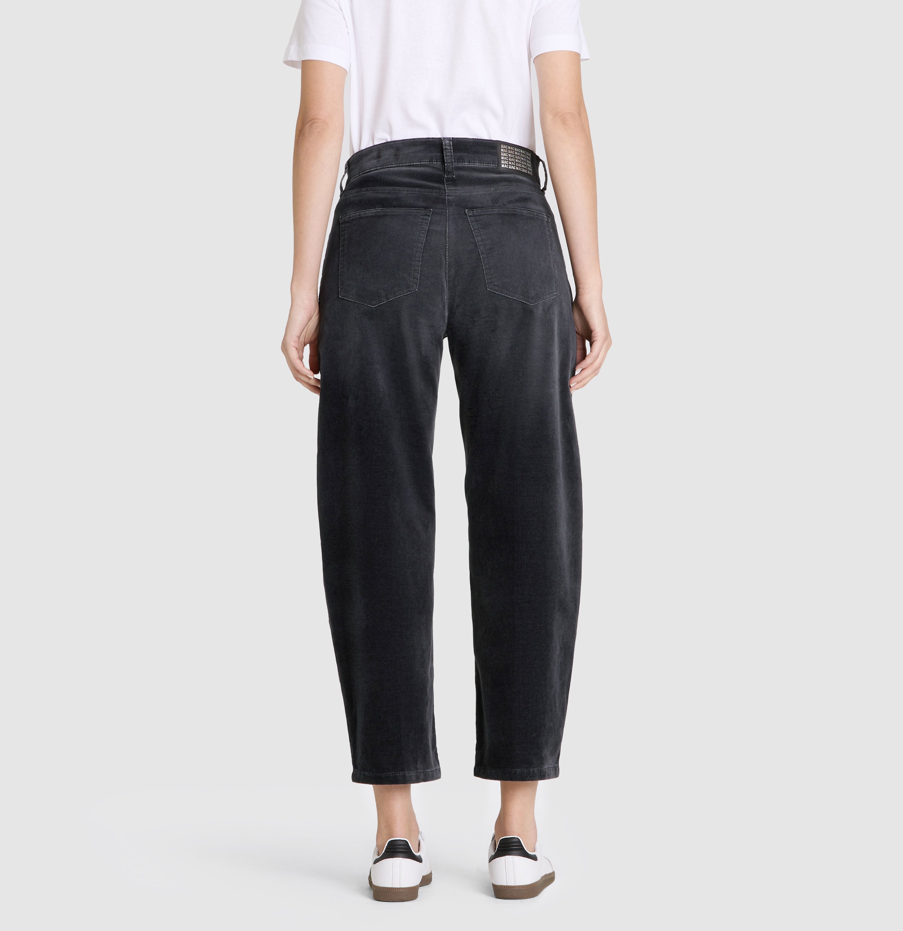 Velvety barrel trousers with a sporty used look. | DANNI | night grey | Back view of model