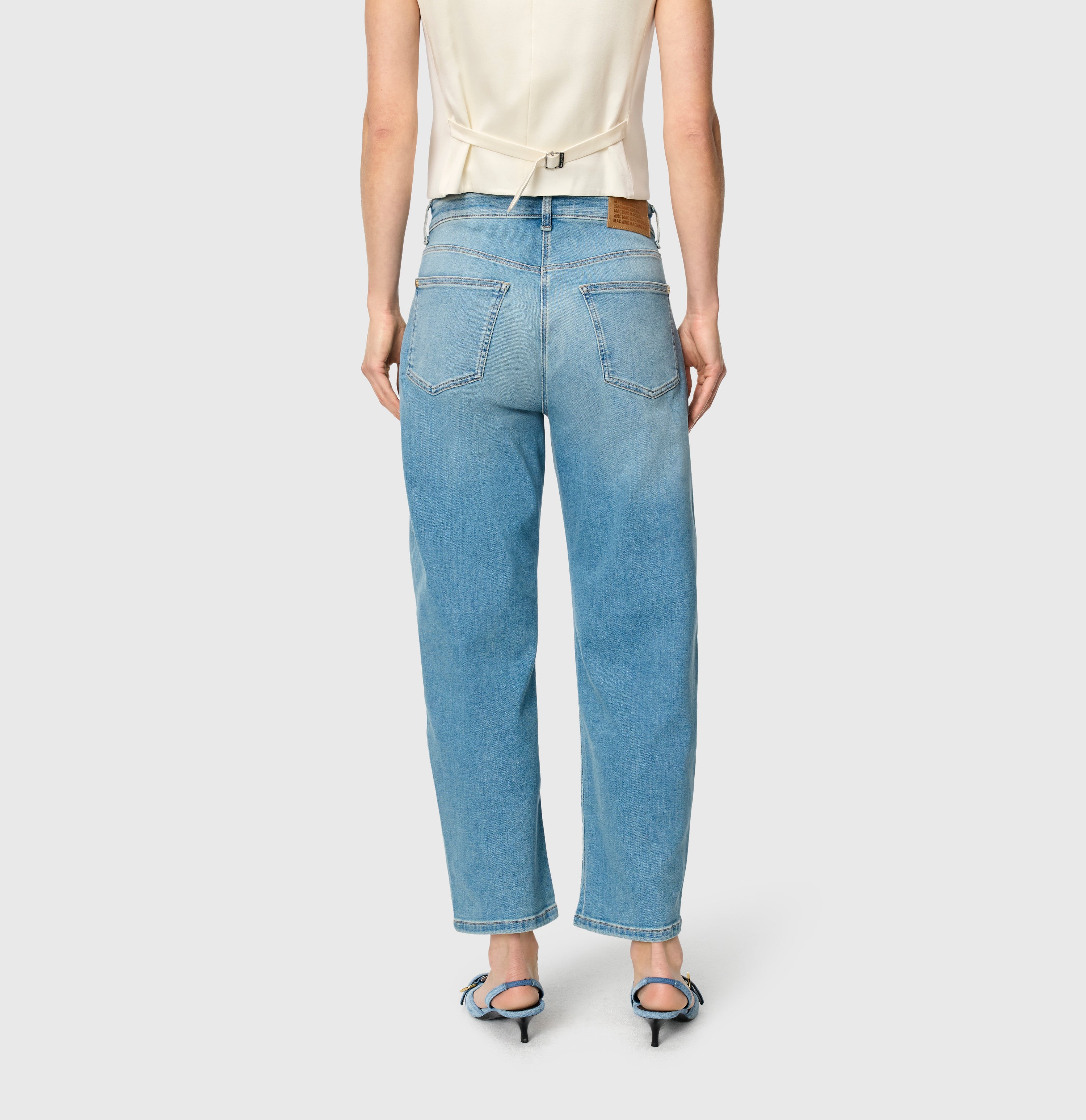 Flexible barrel jeans in a cotton-lyocell blend. | DANNI | scissor blue used | Back view of model