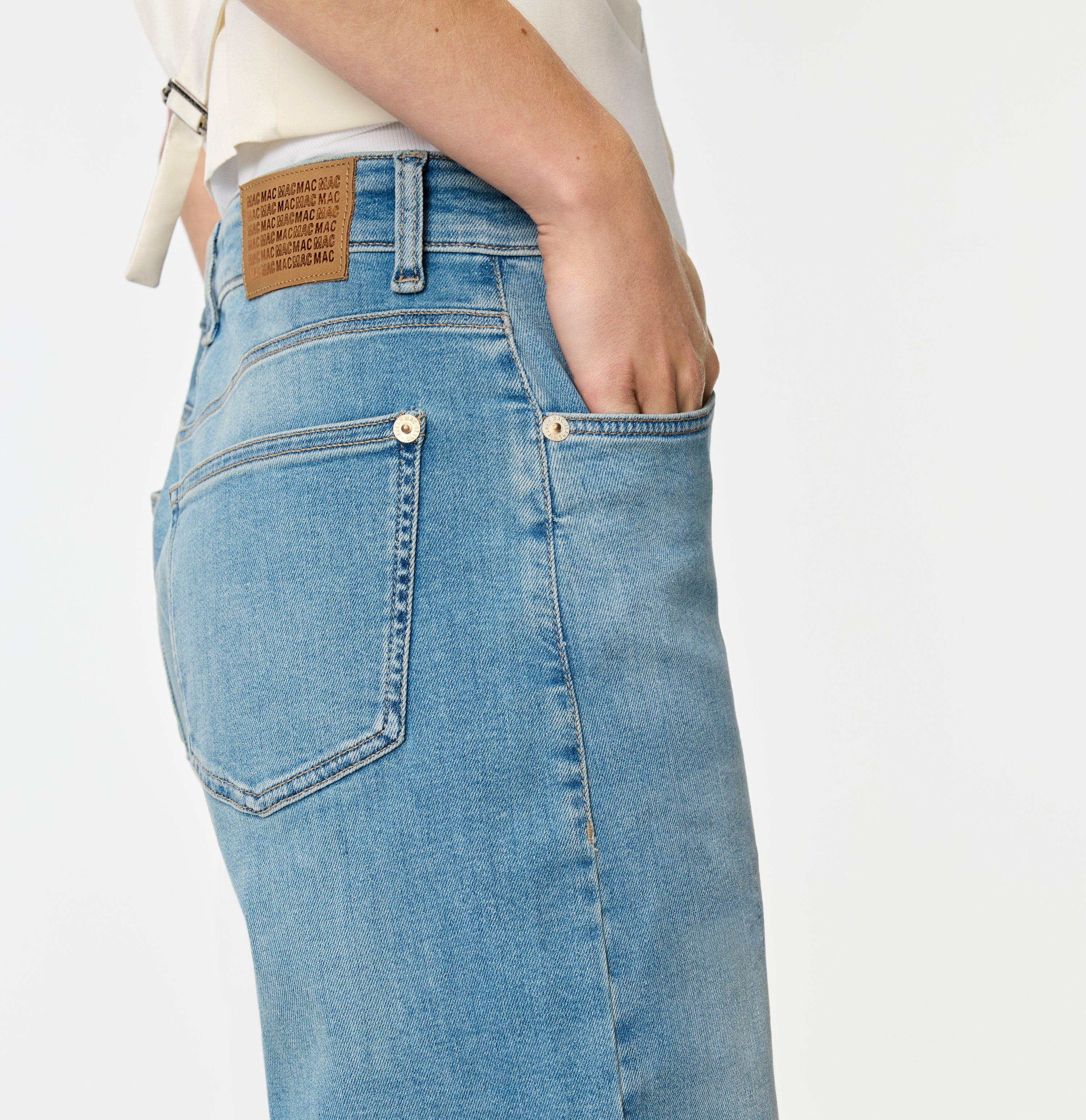 Flexible barrel jeans in a cotton-lyocell blend. | DANNI | scissor blue used | Detailed view 2 of model