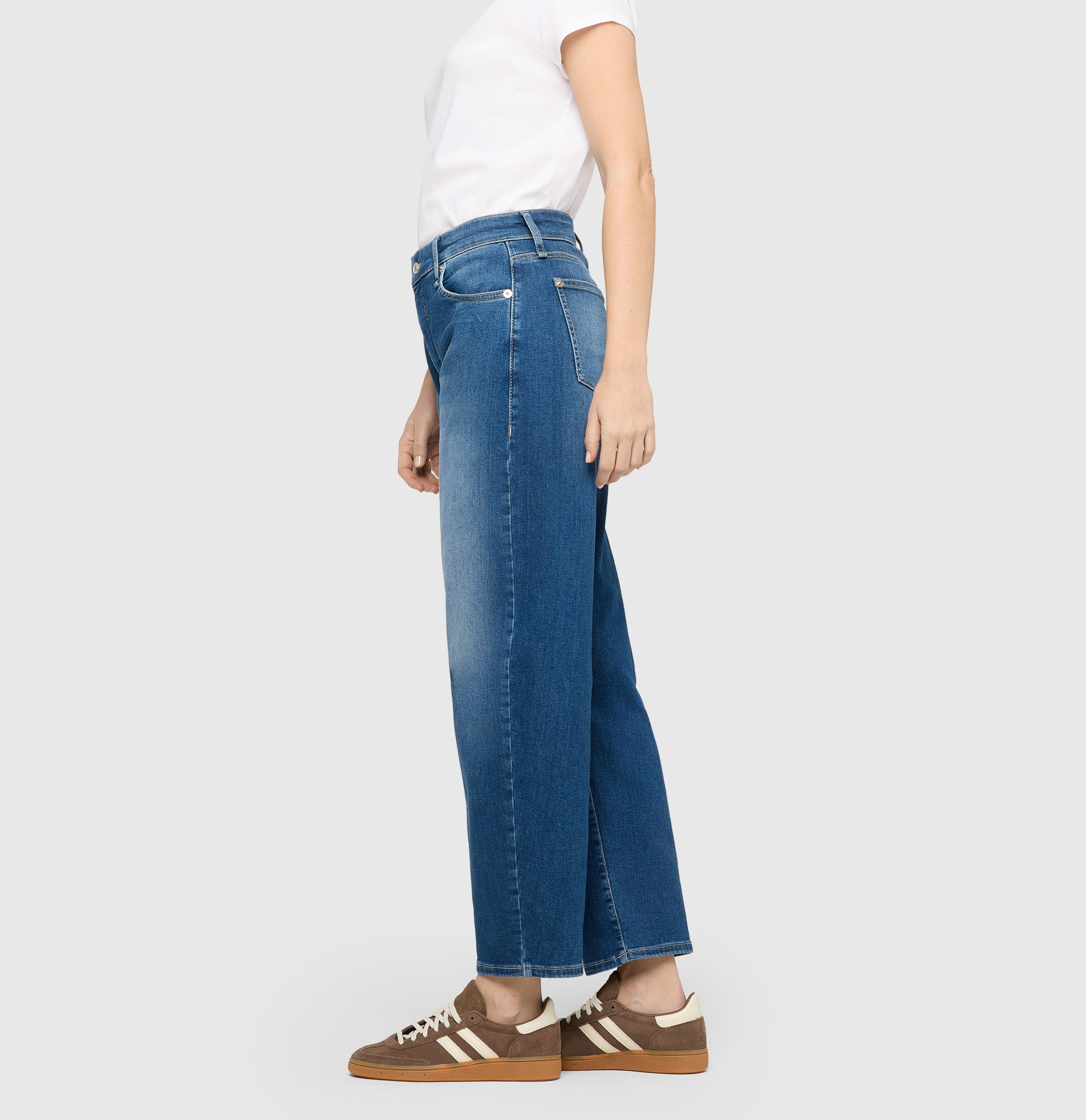 Barrel jeans in a light material blend. | DANNI | midblue used washed | Side view of model
