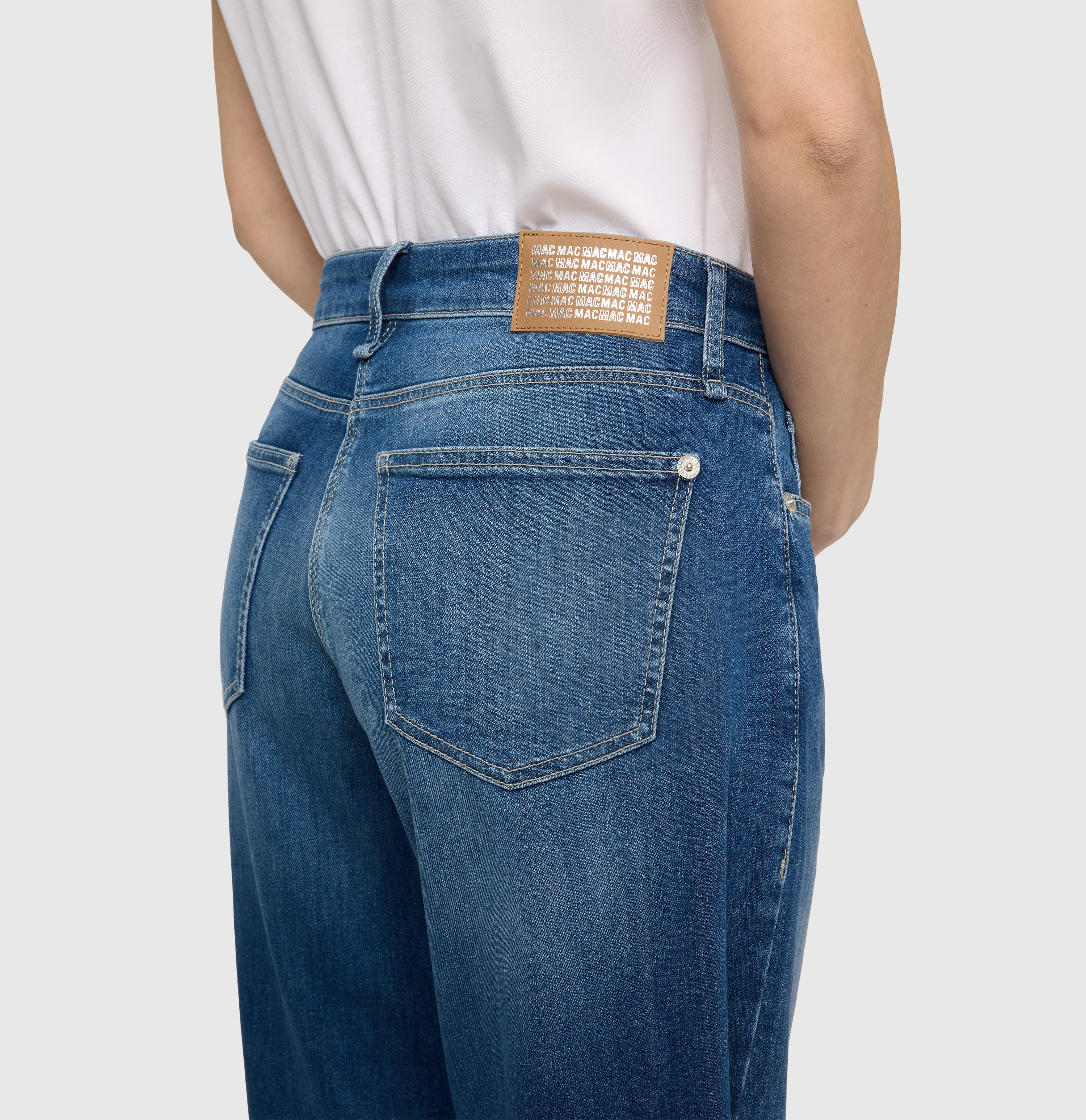 Barrel jeans in a light material blend. | DANNI | midblue used washed | Detailed view 2 of model
