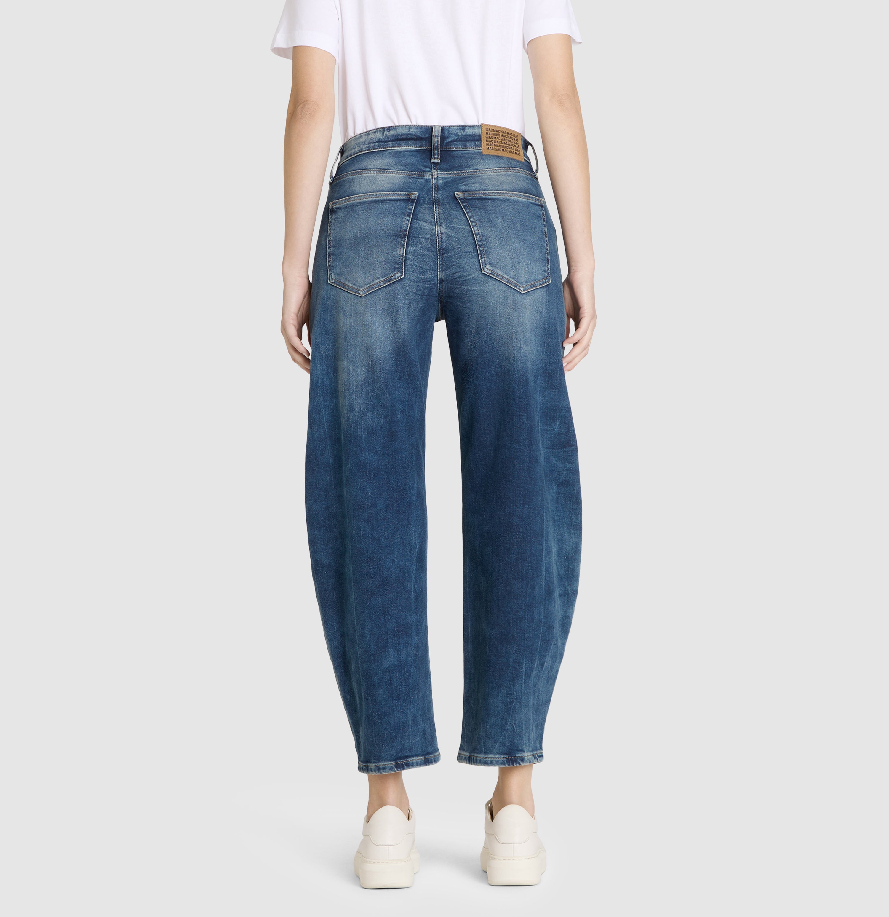 Barrel jeans in a light lyocell blend. | DANNI | stormy tinted blue | Back view of model
