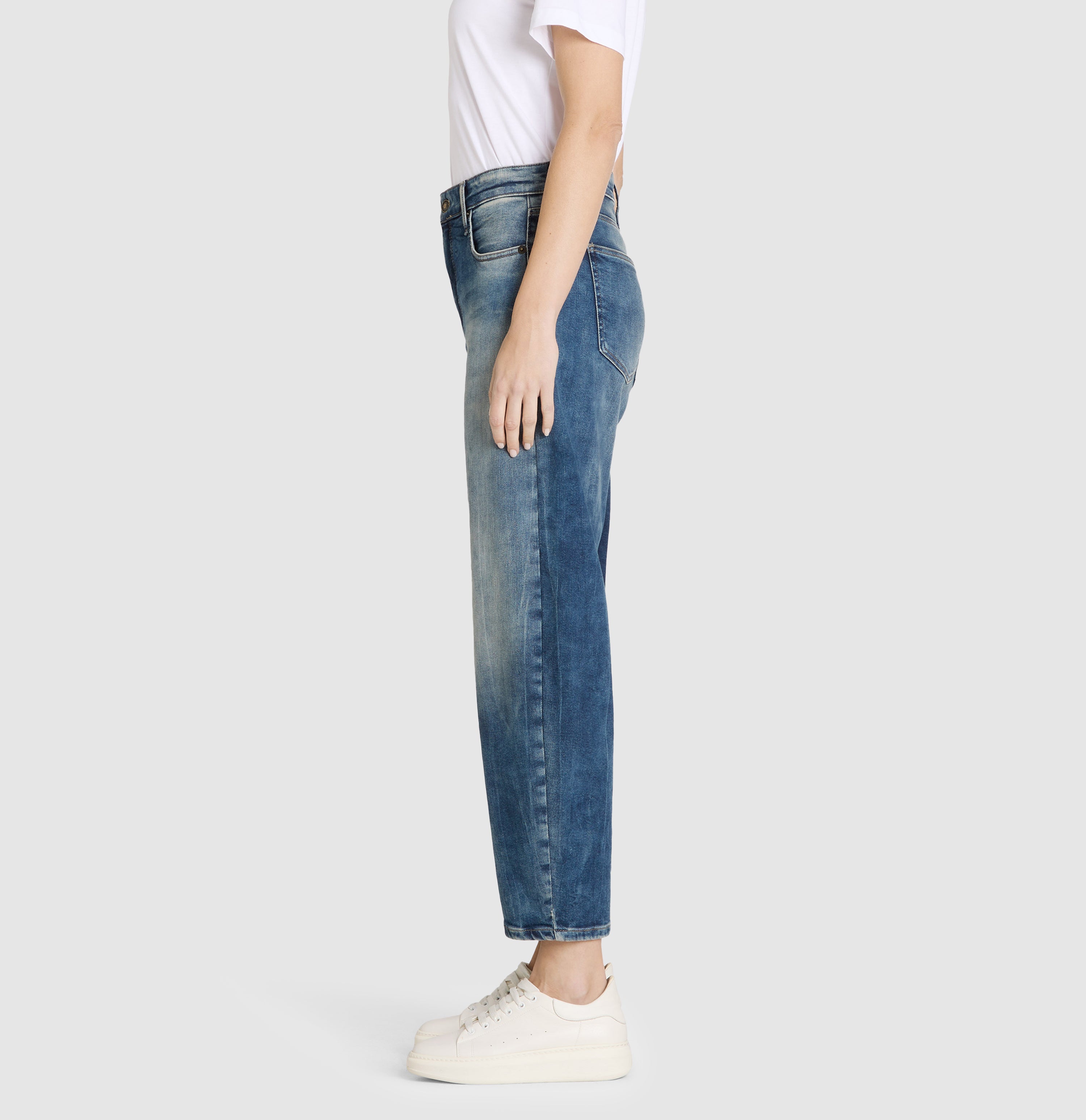 Barrel jeans in a light lyocell blend. | DANNI | stormy tinted blue | Side view of model