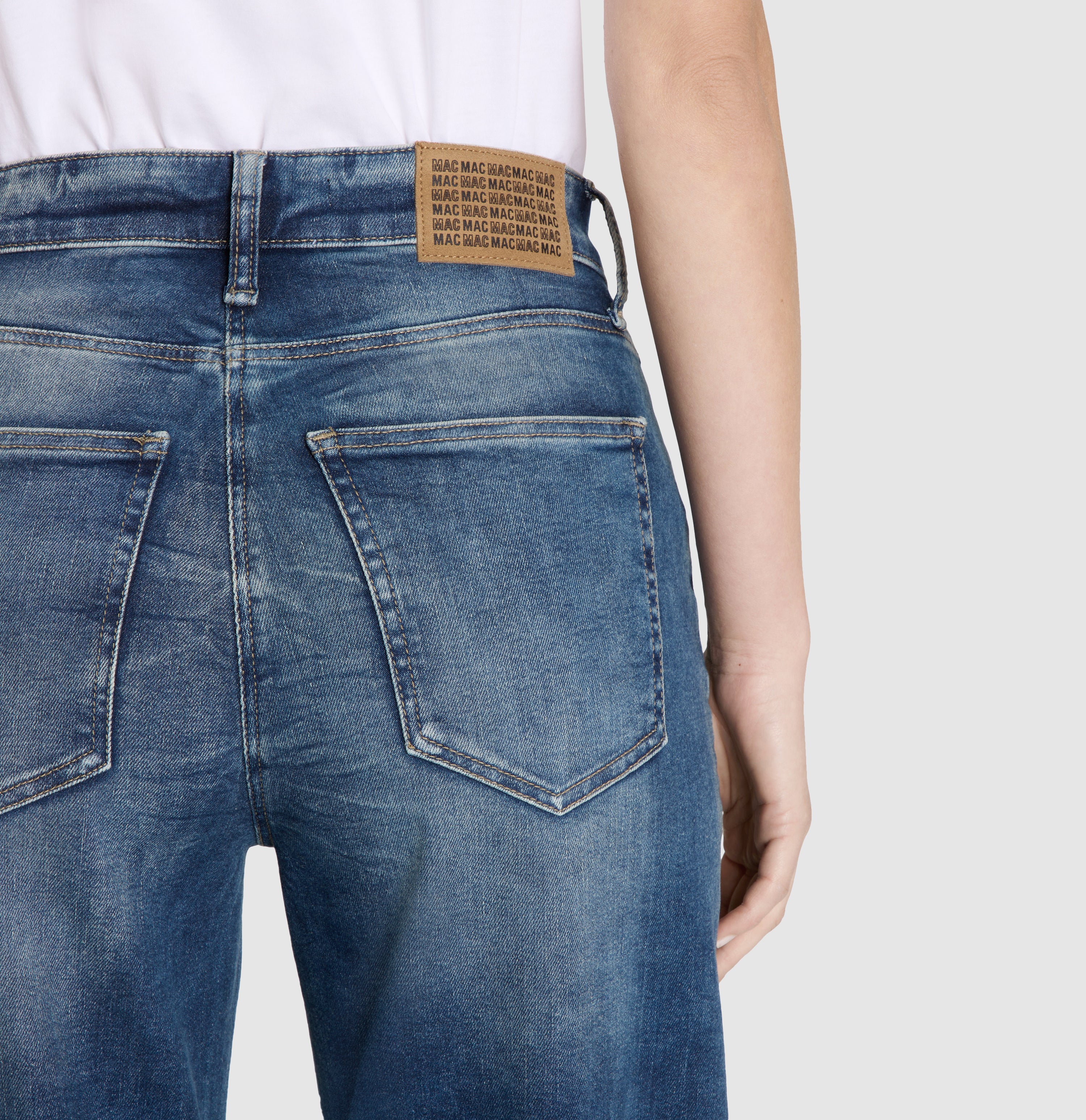 Barrel jeans in a light lyocell blend. | DANNI | stormy tinted blue | Detailed view 2 of model
