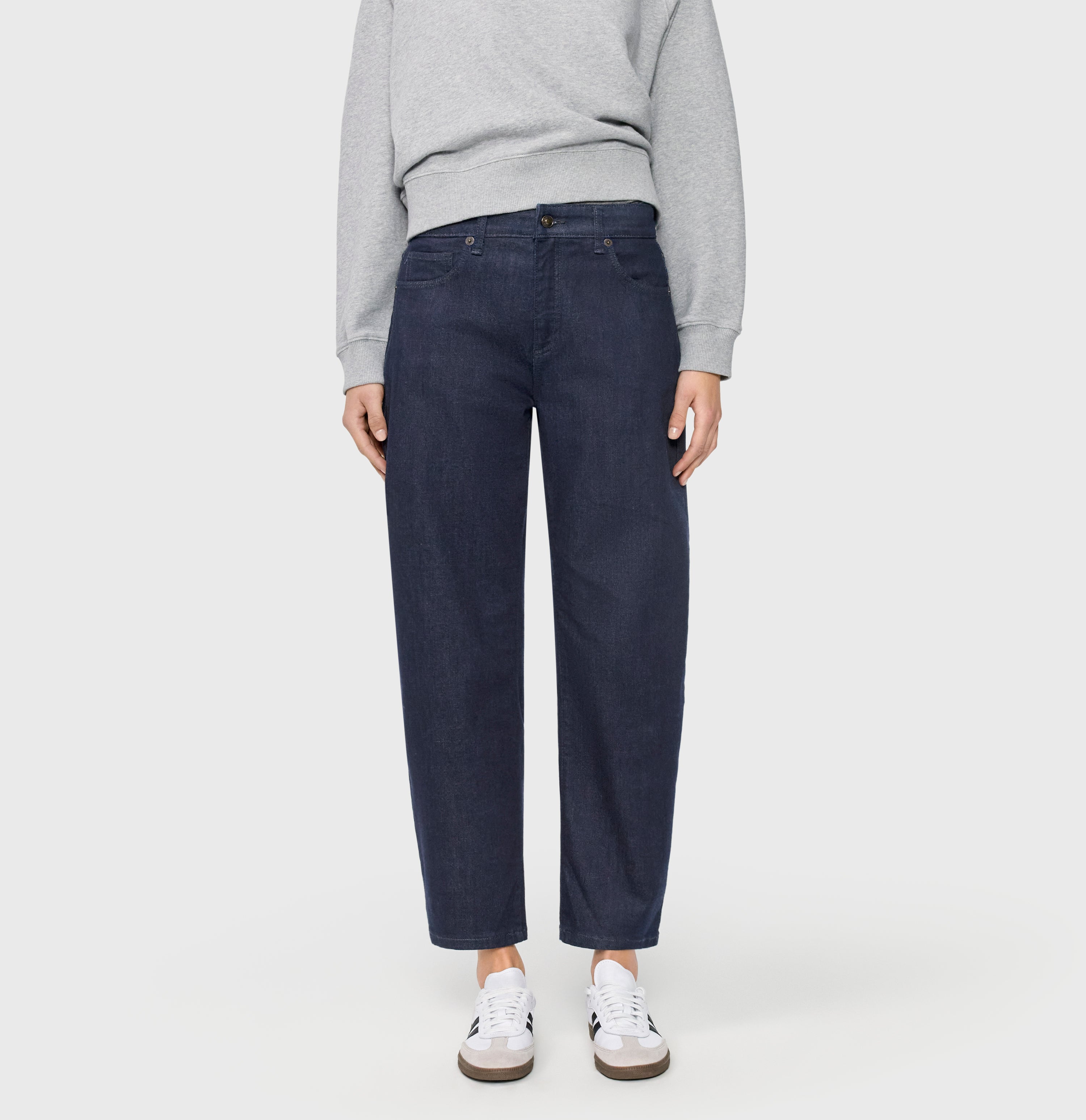 Barrel jeans in a light lyocell blend. | DANNI | fashion rinsed | Front view of model