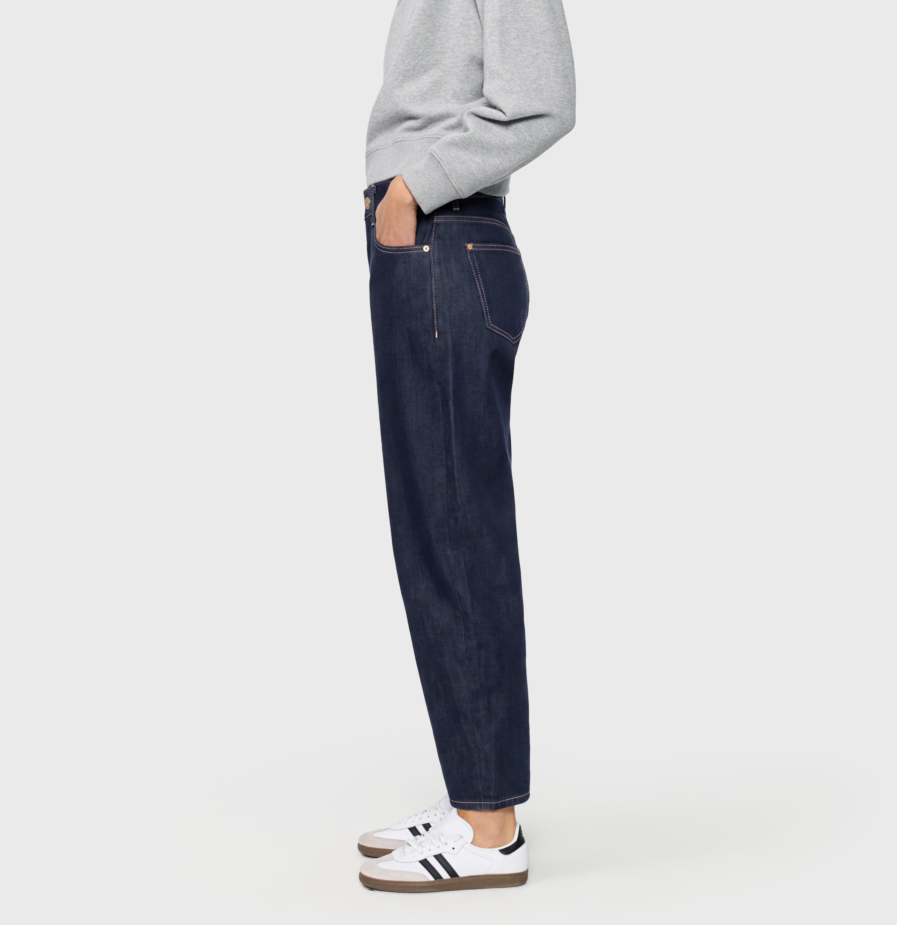 Barrel jeans in a light material blend. | DANNI | fashion rinsed | Side view of model