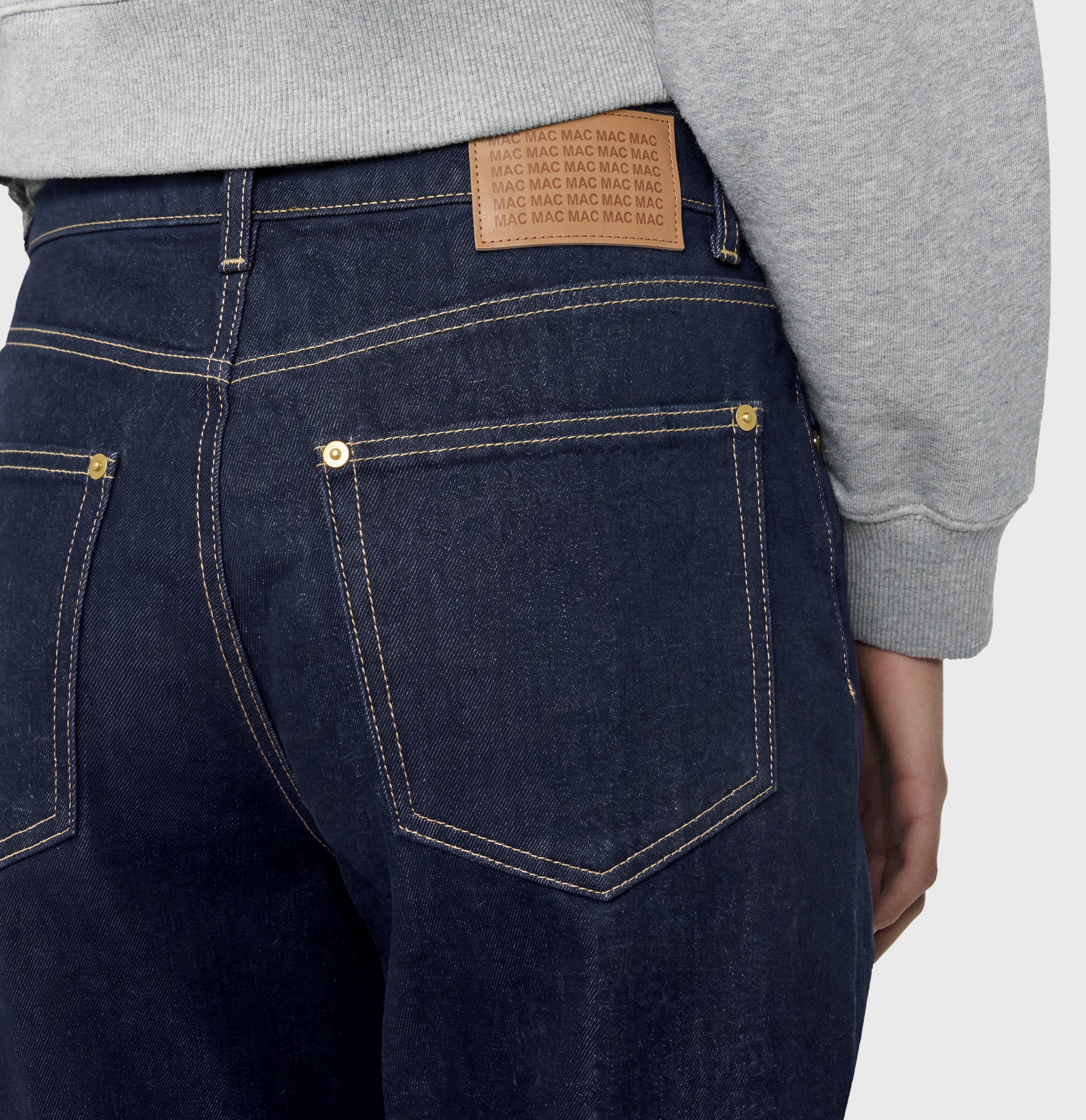 Barrel jeans in a light material blend. | DANNI | fashion rinsed | Detailed view 2 of model