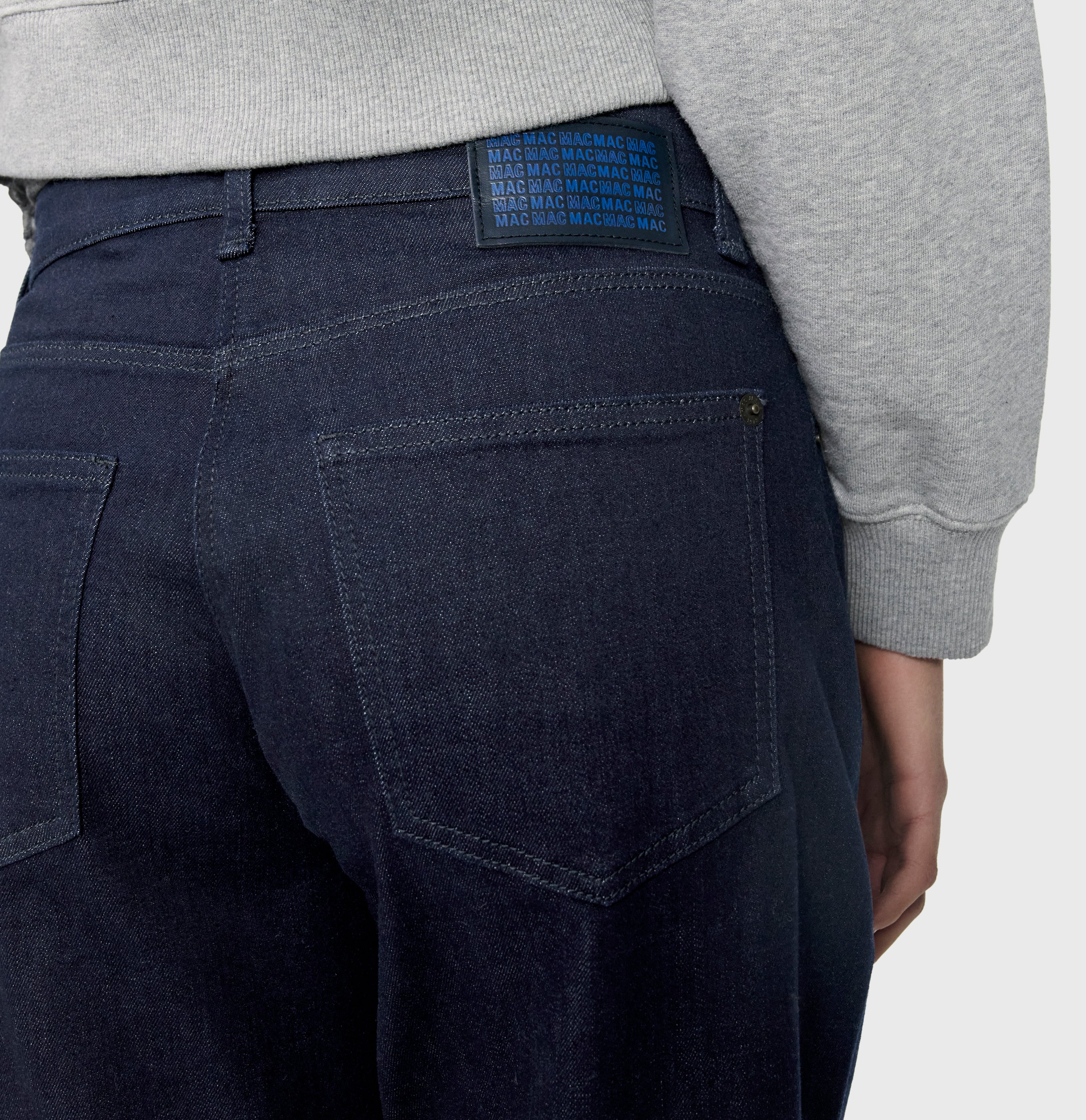 Barrel jeans in a light material blend. | DANNI | fashion rinsed | Detailed view 2 of model