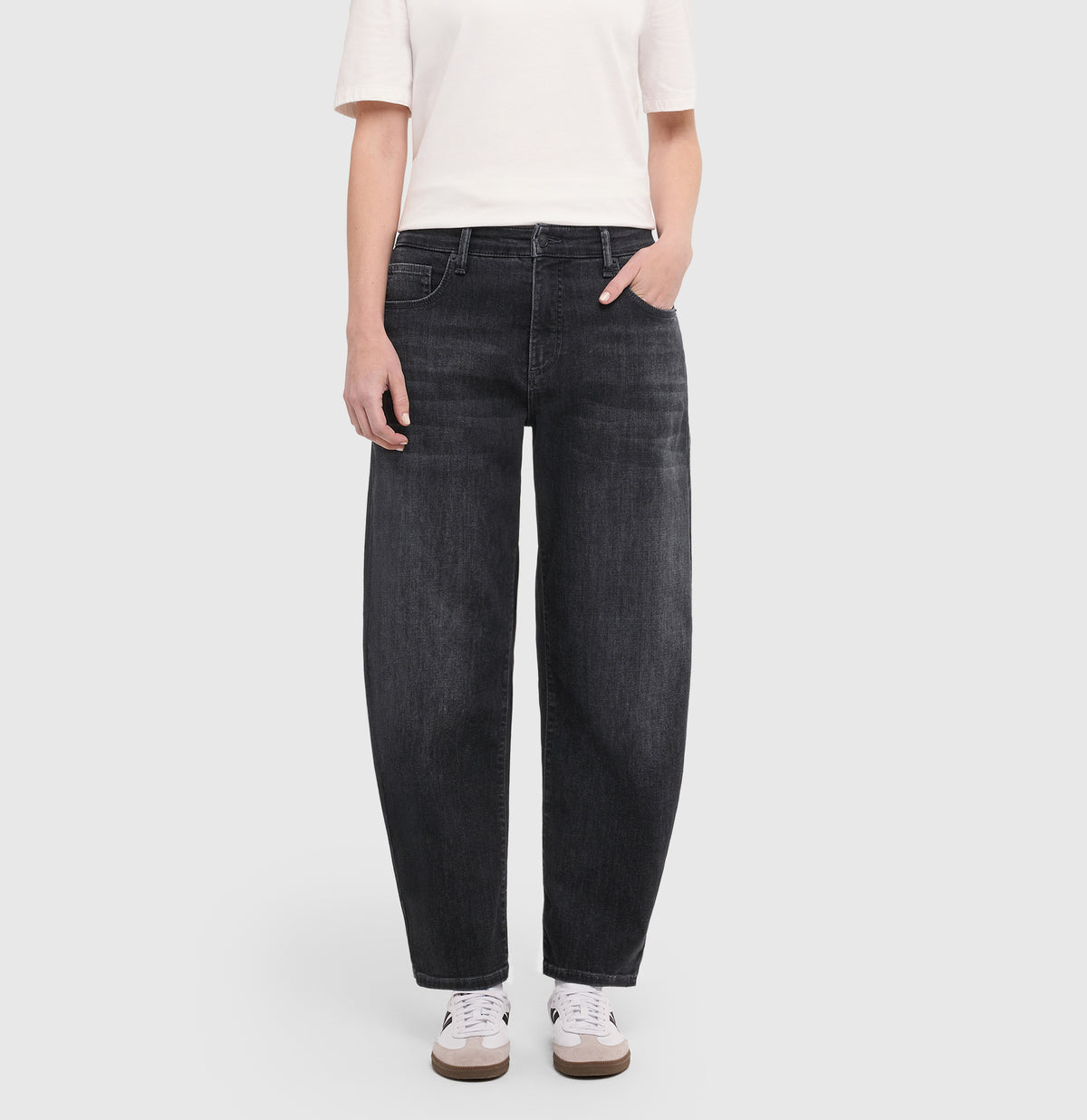 Barrel jeans in a light material blend. | DANNI | authentic black wash | Front view of model