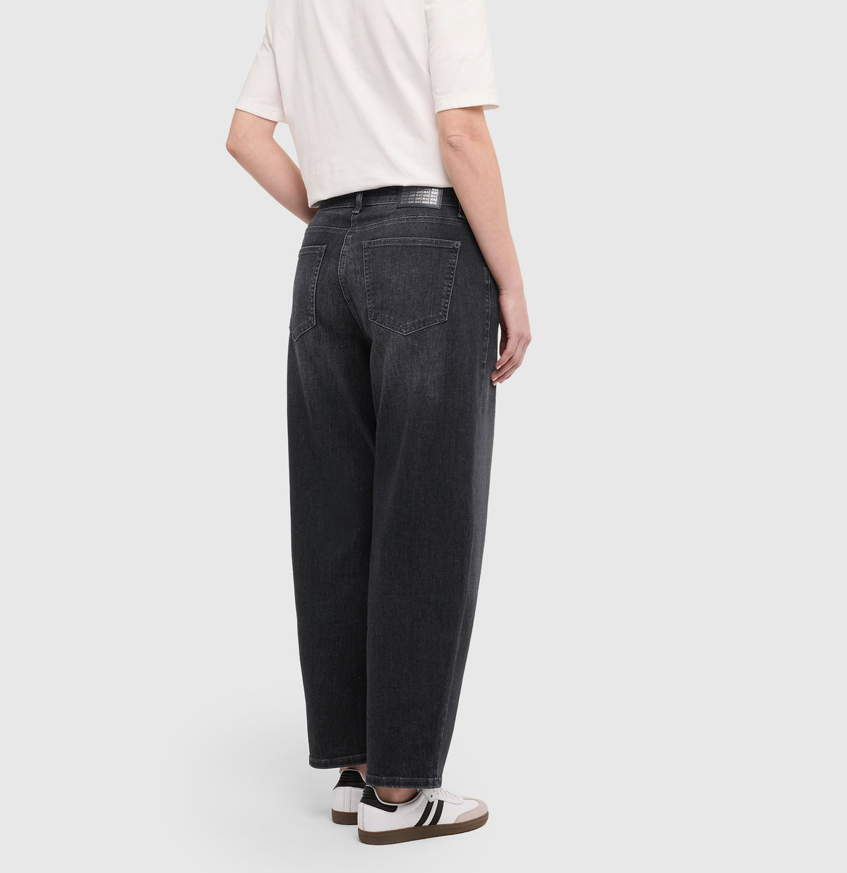 Barrel jeans in a light material blend. | DANNI | authentic black wash | Back view of model