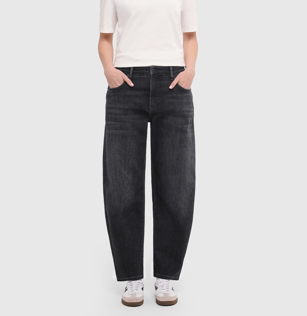 Barrel jeans in a light material blend. | DANNI | authentic black wash | Side view of model