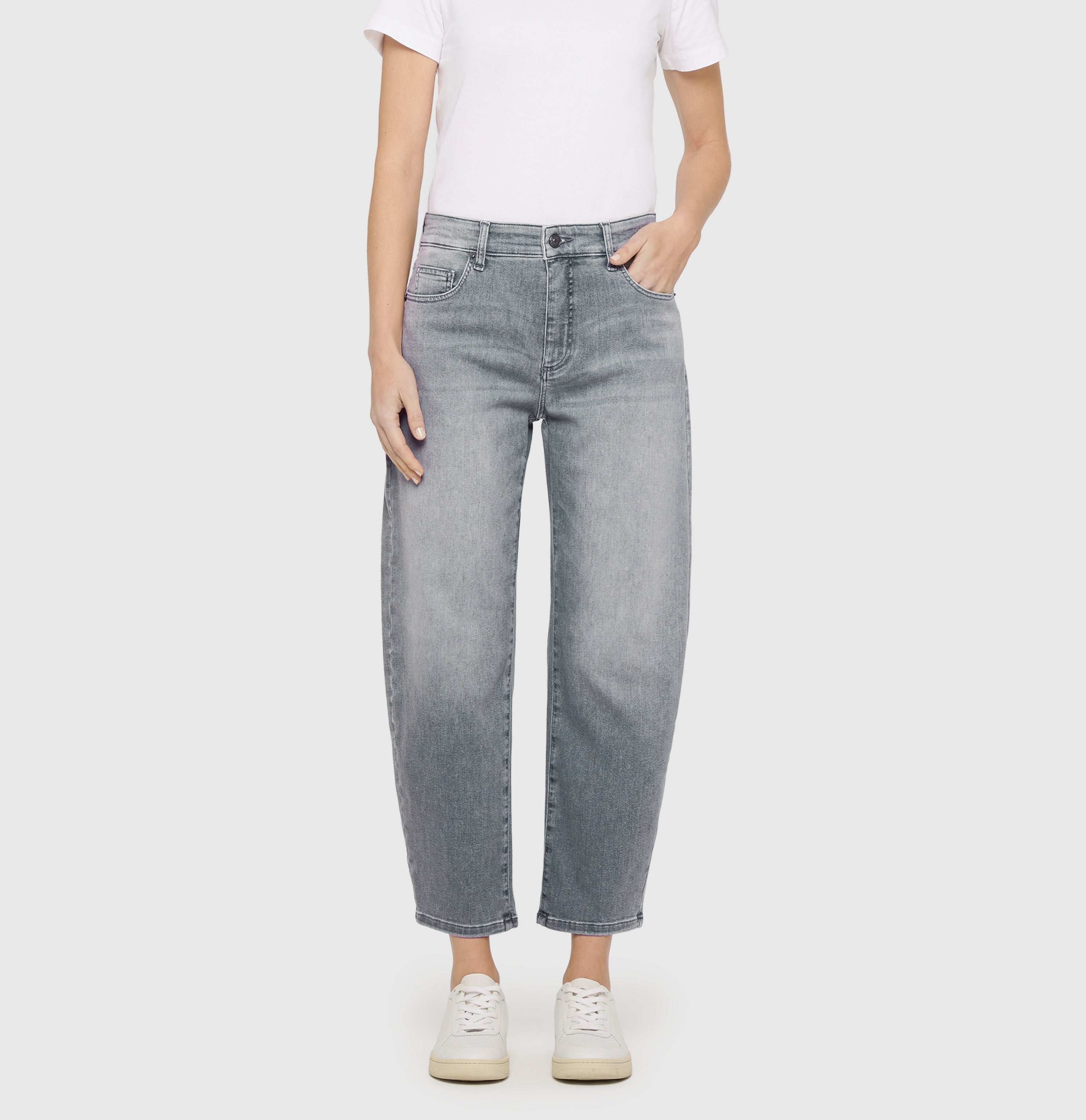 Barrel jeans in a light lyocell blend. | DANNI | fancy grey used | Front view of model