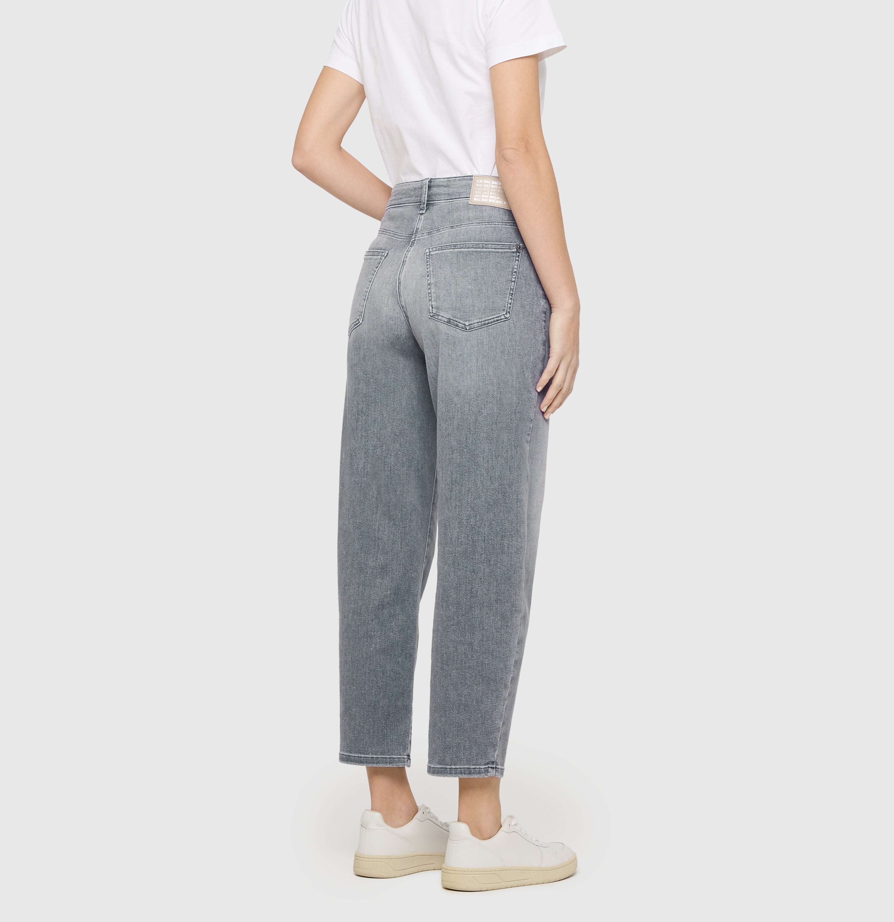 Barrel jeans in a light lyocell blend. | DANNI | fancy grey used | Back view of model