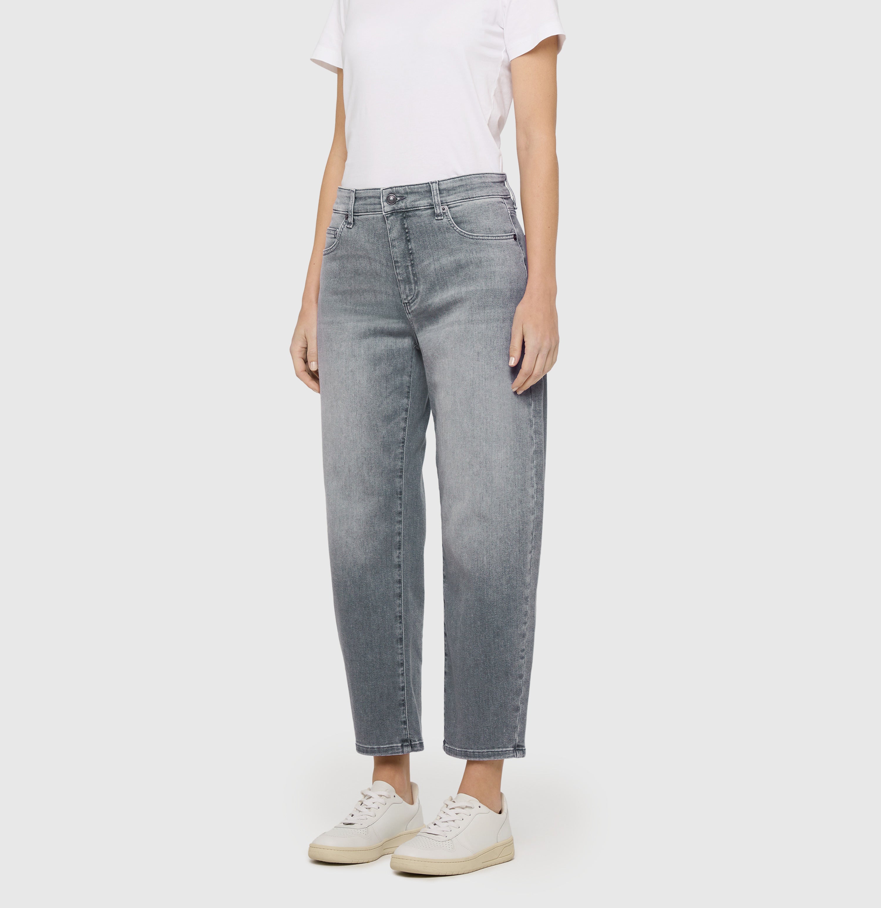 Barrel jeans in a light lyocell blend. | DANNI | fancy grey used | Side view of model