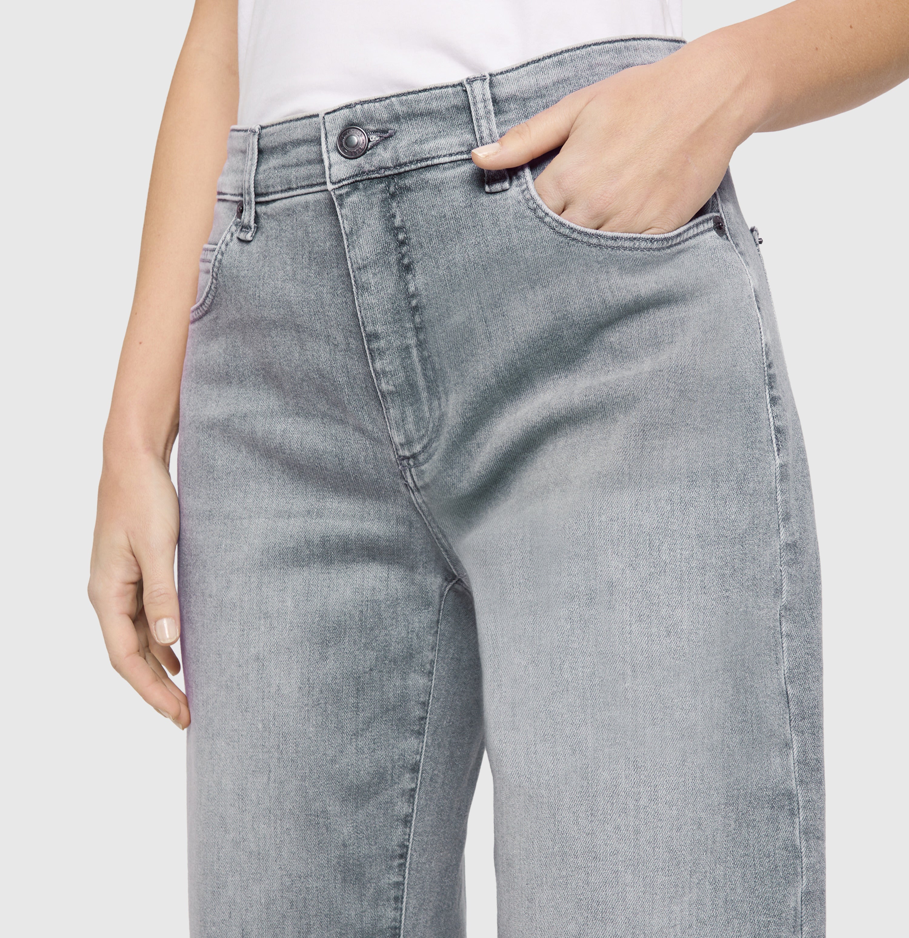 Barrel jeans in a light lyocell blend. | DANNI | fancy grey used | Detailed view 3 of model