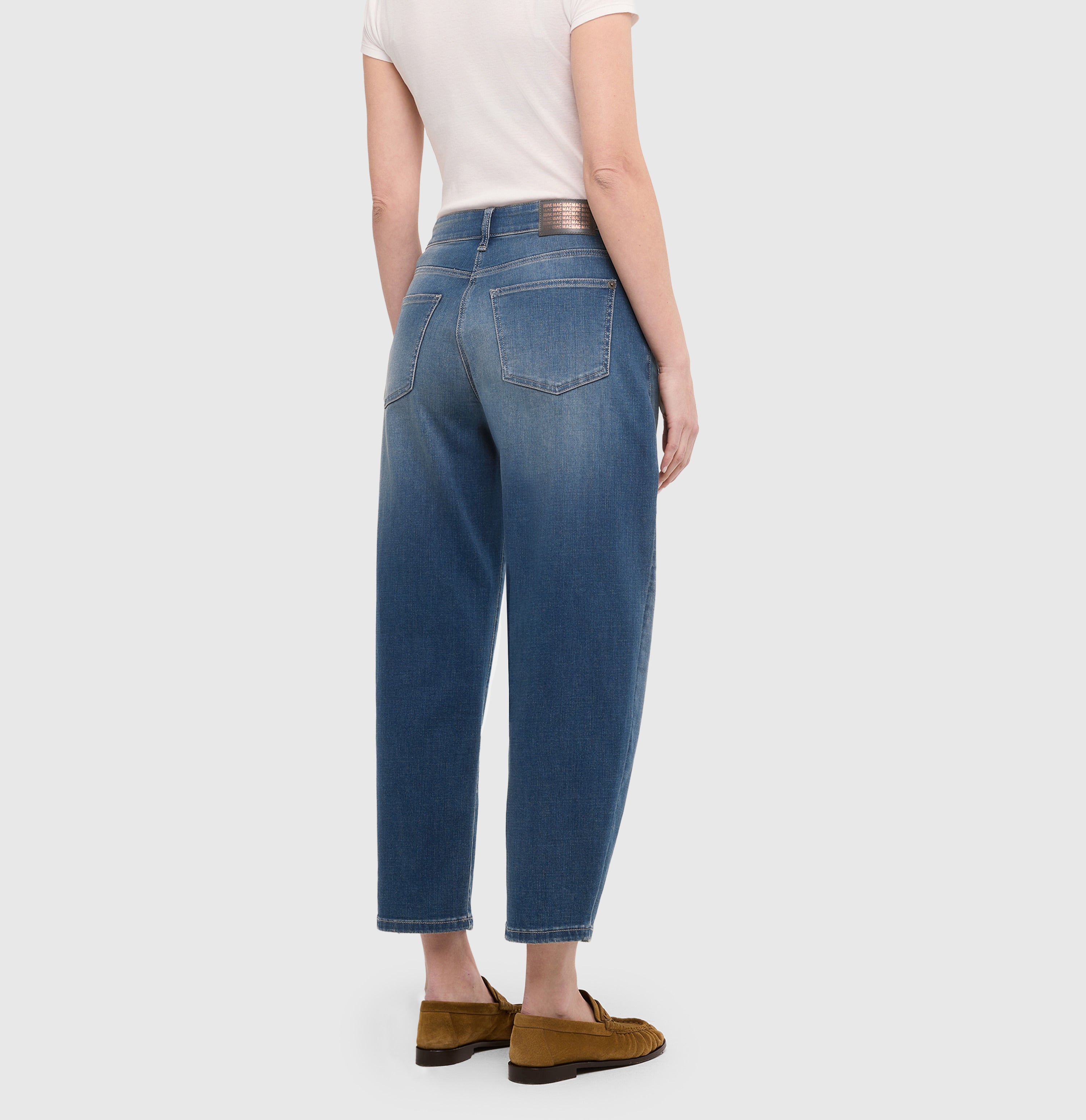 Barrel jeans in a light lyocell blend. | DANNI | stormy midblue brown | Back view of model